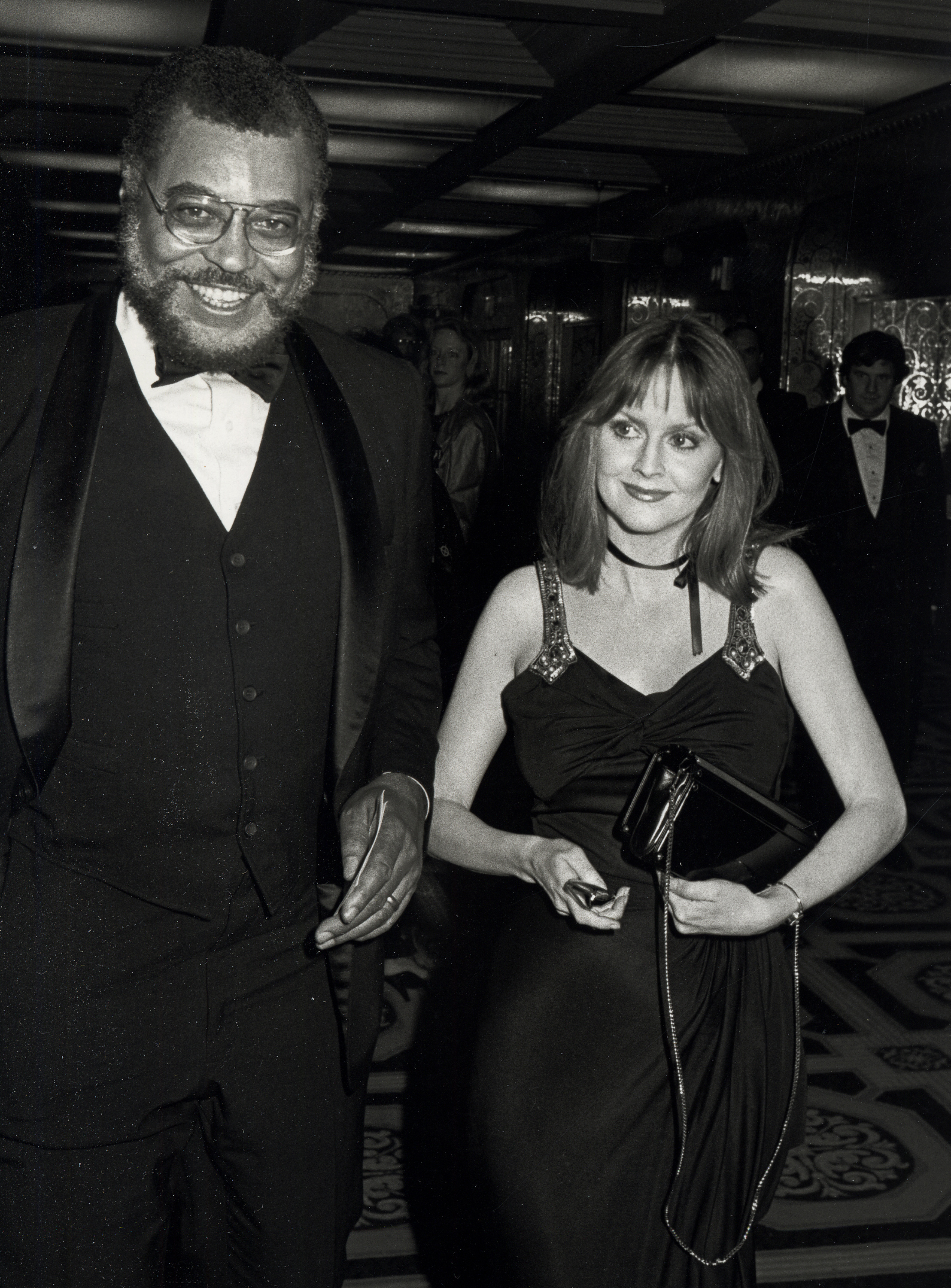 James Earl Jones y Cecilia Hart en la fiesta posterior a la 36ª edición de los Premios Tony, el 6 de junio de 1982, en Nueva York. | Fuente: Getty Images