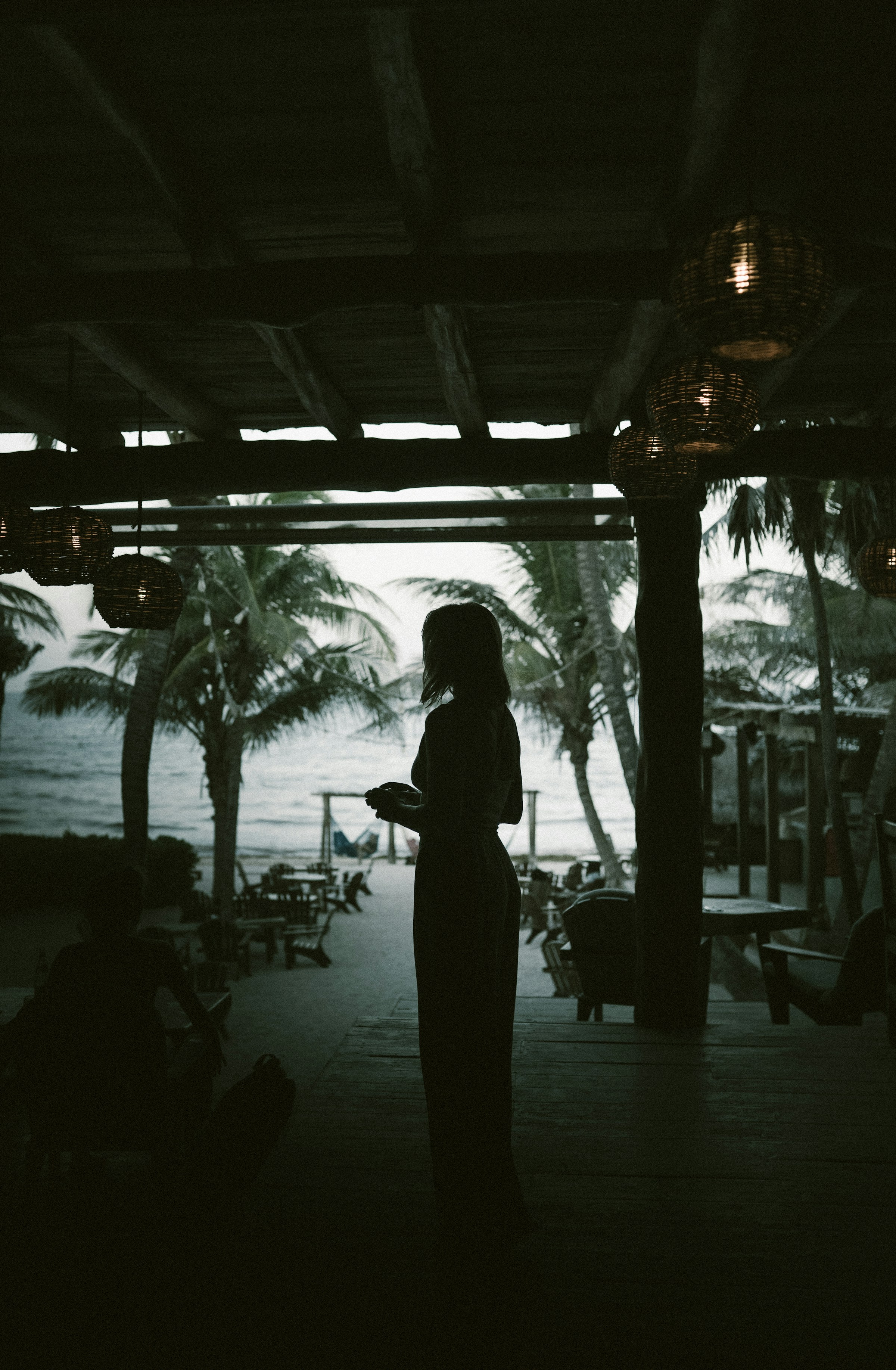 Silueta de una mujer cerca de la playa | Fuente: Unsplash