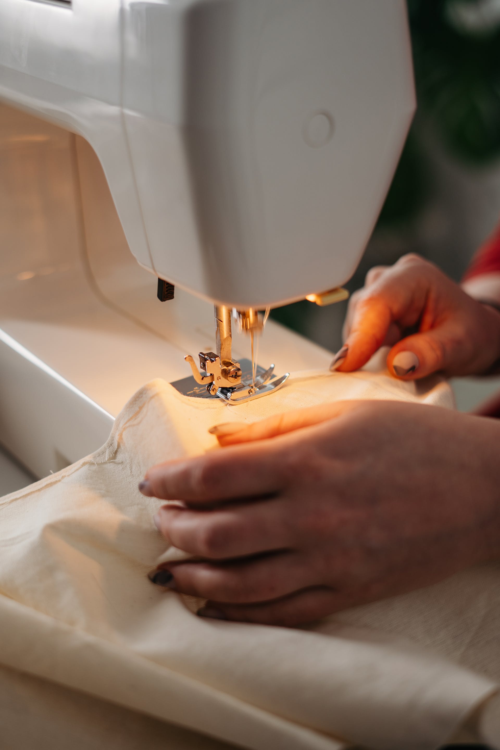 Persona utilizando una máquina de coser | Foto: Pexels
