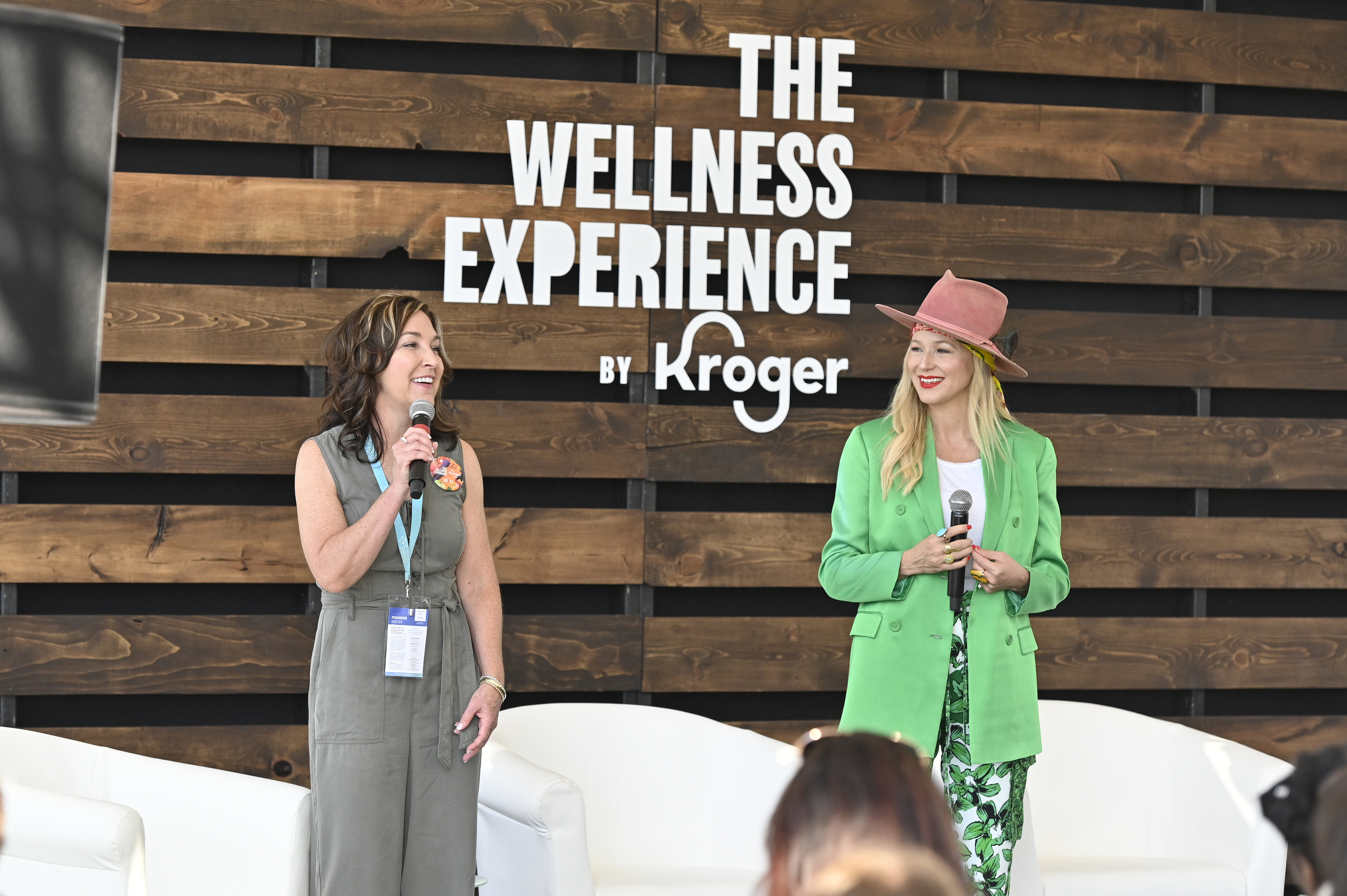 Colleen Lindholz, Presidenta de Kroger Health, y Jewel hablan antes del inicio de Mujeres en Bienestar durante el segundo día de The Wellness Experience by Kroger en Cincinnati, Ohio, el 21 de agosto de 2021. | Fuente: Getty Images