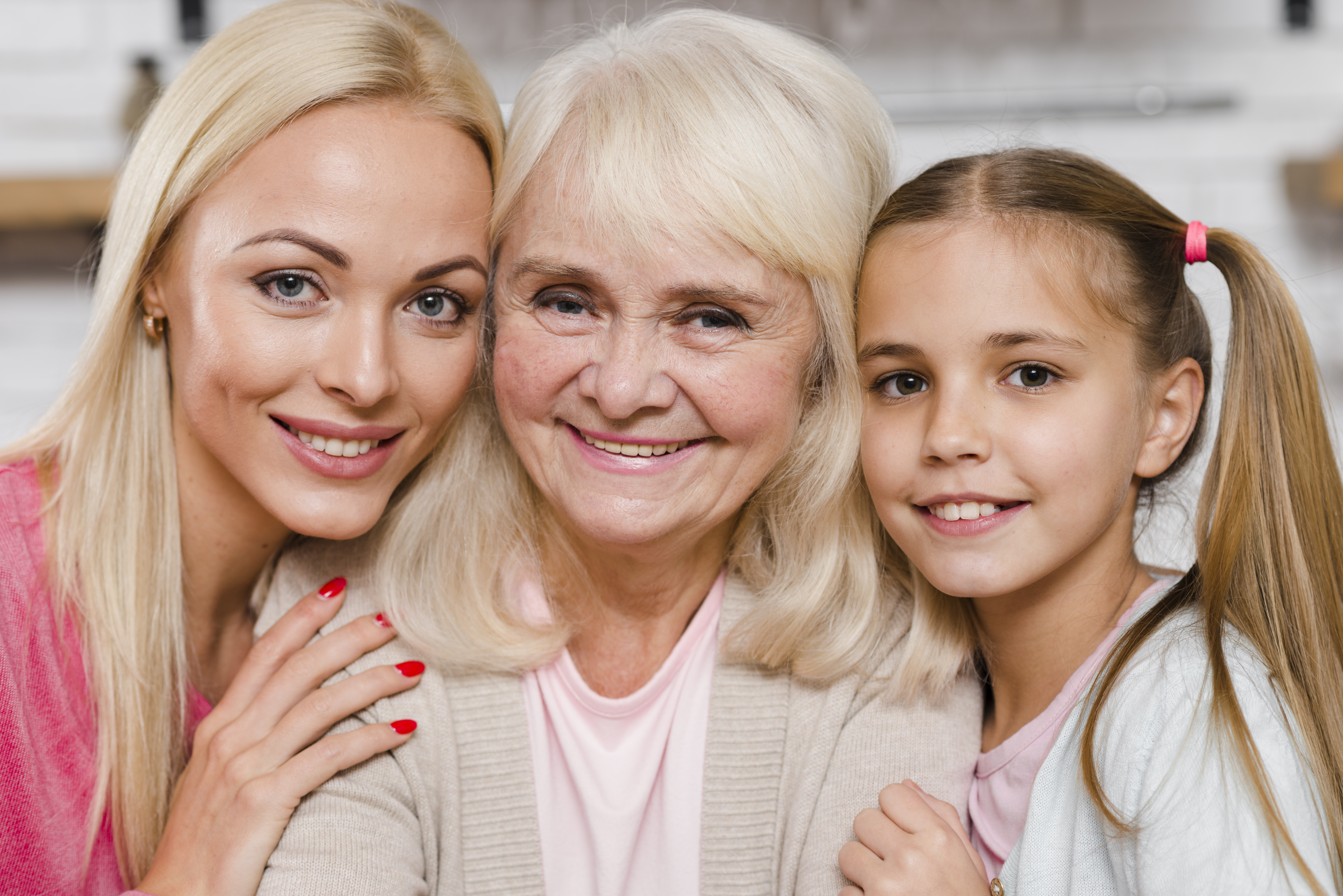 Tres generaciones de mujeres felices | Fuente: Freepik