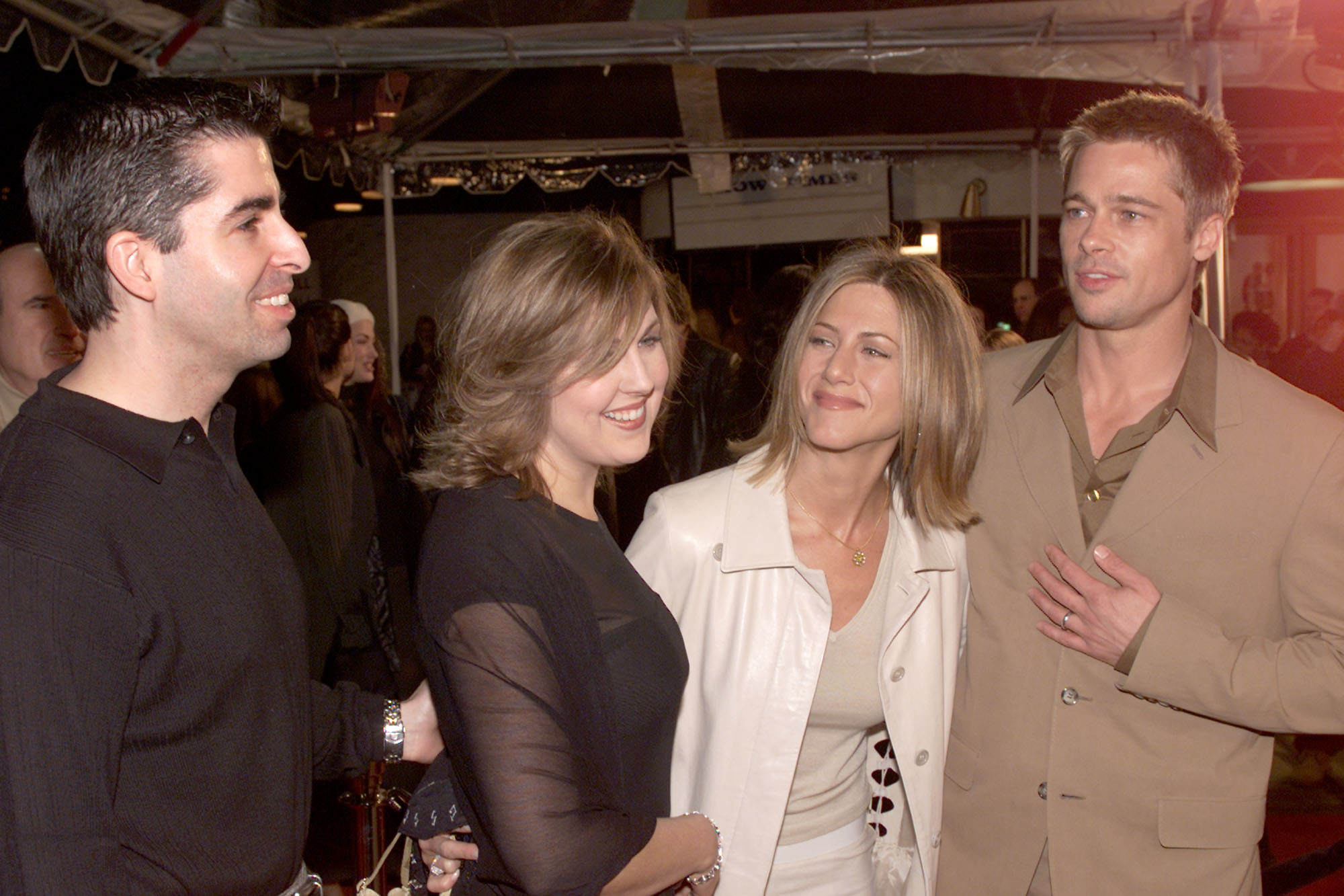 Brad Pitt y la actriz Jennifer Aniston, con la hermana de Brad, Julie, y su esposo, Rob, en un estreno el 23 de febrero de 2001 | Fuente: Getty Images