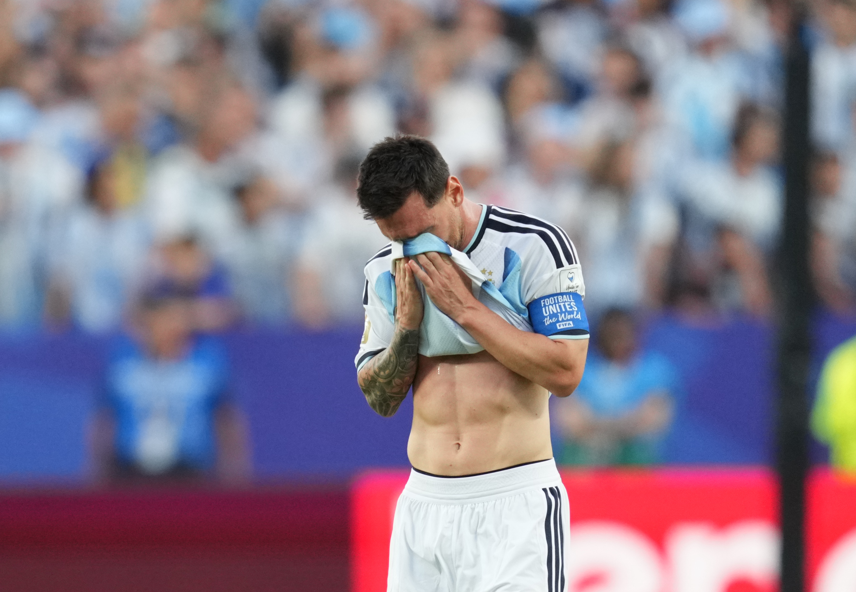 Lionel Andrés Messi (Argentina) anota y celebra el primer gol de su equipo durante el partido del Grupo J de la Copa Mundial de la FIFA 2026 entre Argentina y Argelia, en el Estadio Kansas, Kansas, Estados Unidos, el 16 de junio de 2026. | Fuente: Getty Images