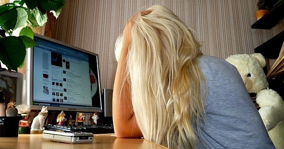 Mujer sentada frente al ordenador | Fuente: Shutterstock