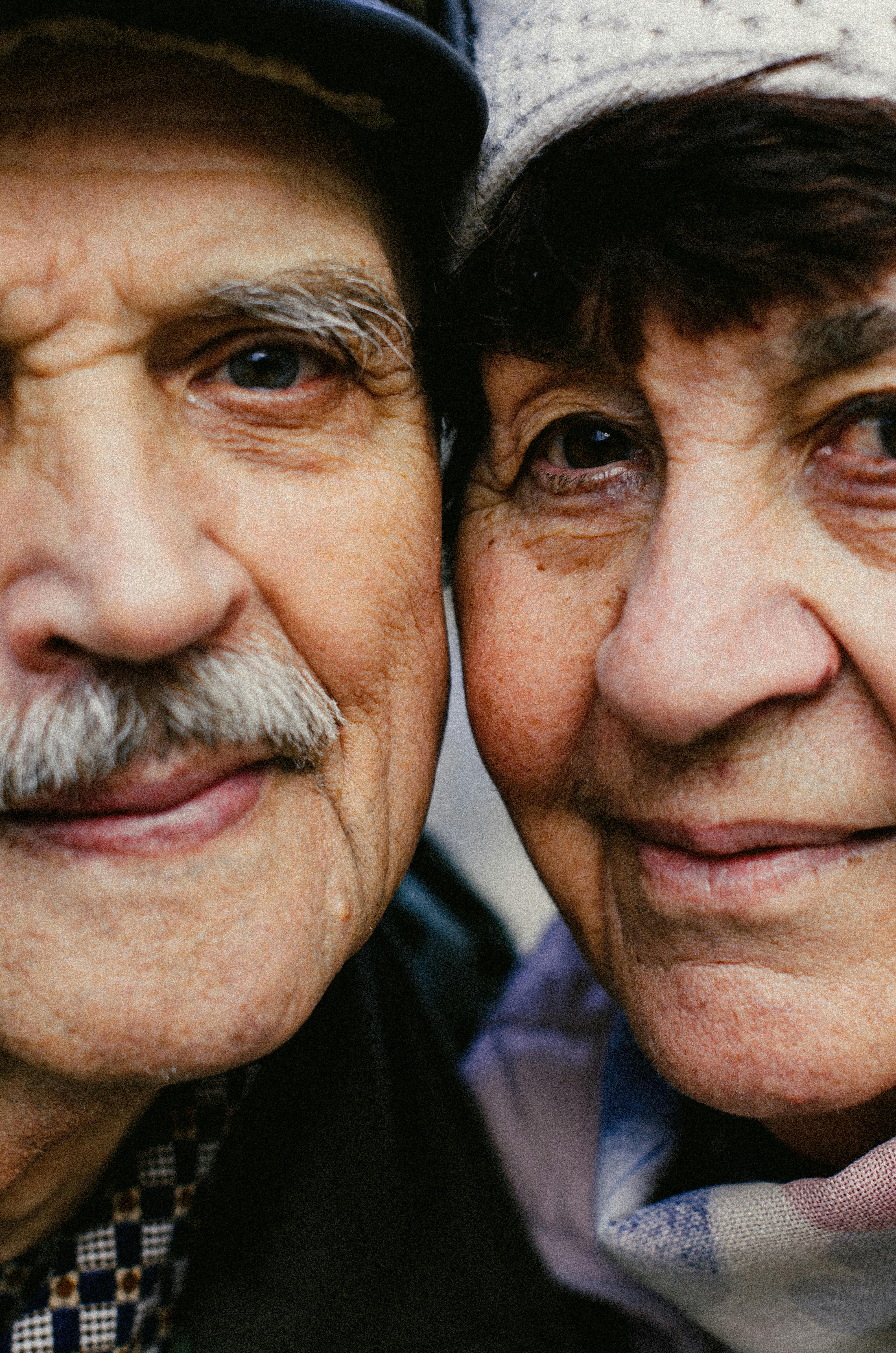 Primer plano de una pareja de ancianos | Fuente: Pexels