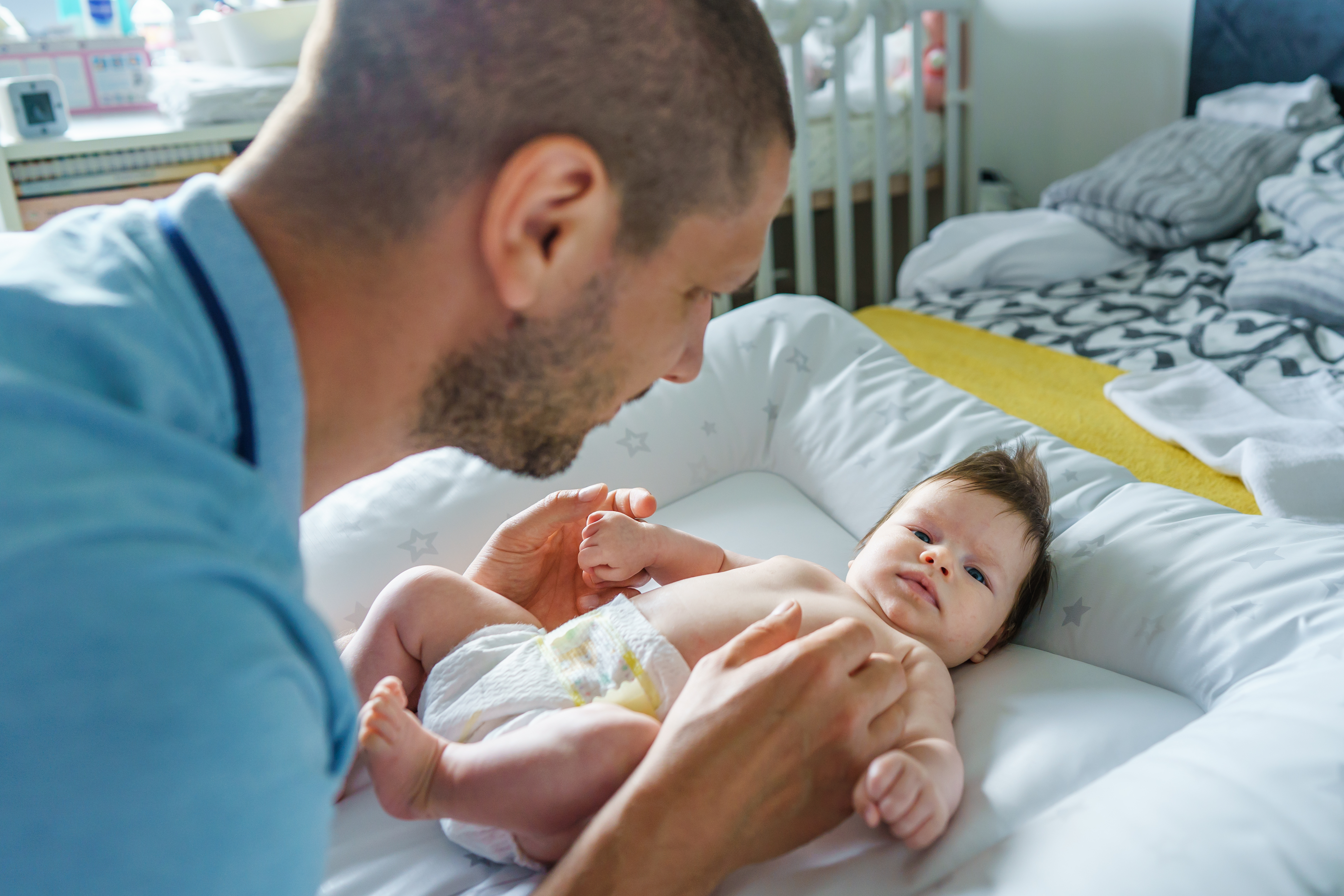 Hombre con su bebé | Foto: Shutterstock
