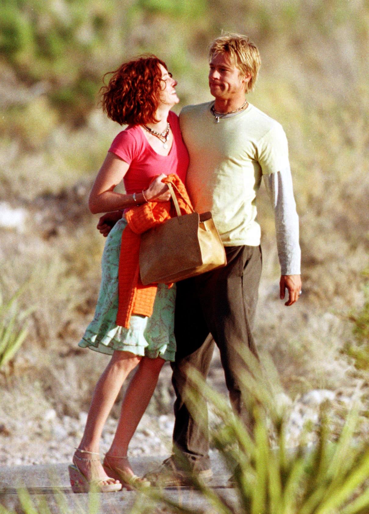 Julia Roberts y Brad Pitt en el plató de "The Mexican" el 7 de junio de 2000 | Fuente: Getty Images