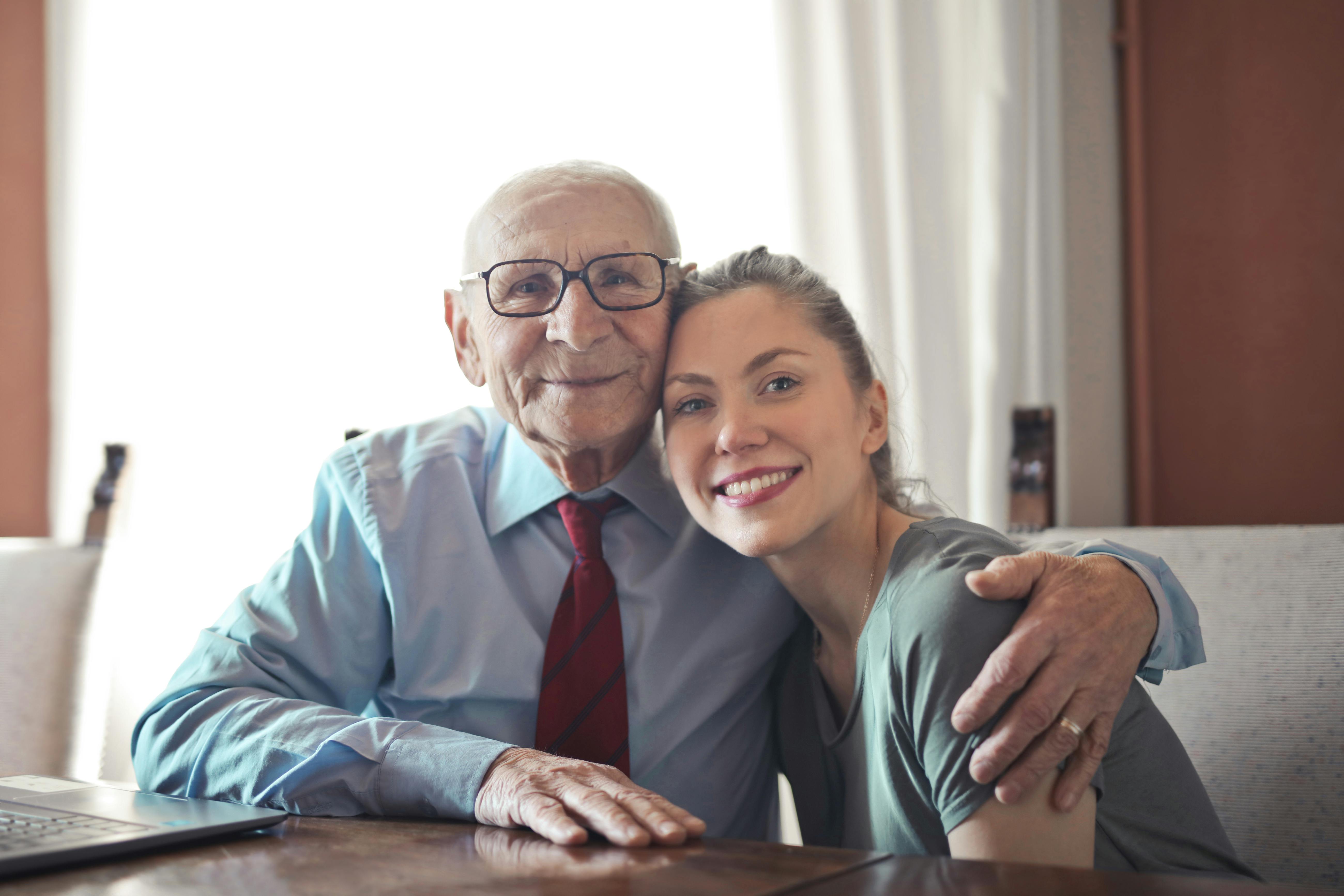 Una mujer feliz con su abuelo | Fuente: Pexels