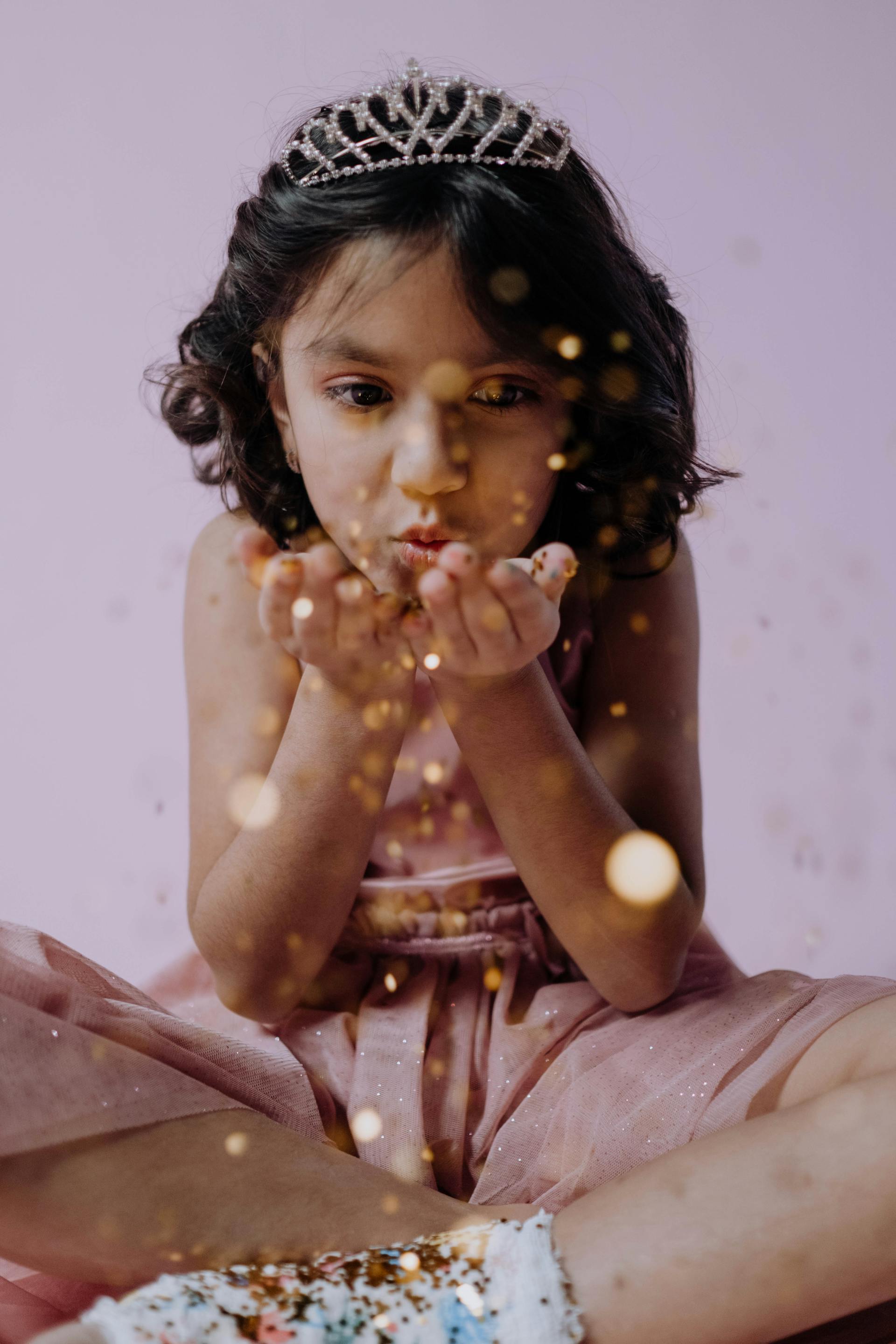 Una niña con vestido y diadema | Fuente: Pexels