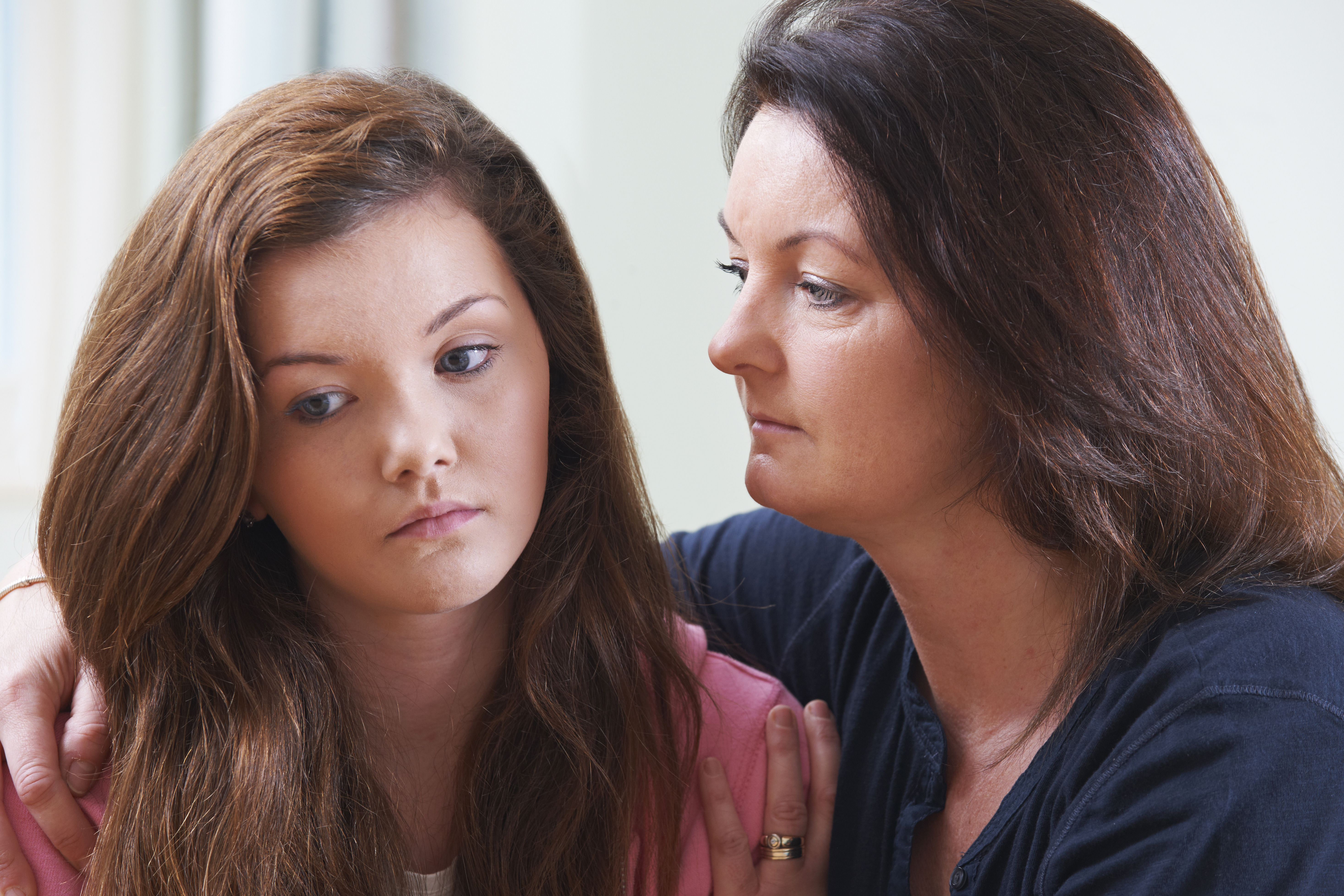 Madre consuela a su hija adolescente | Foto: Shutterstock
