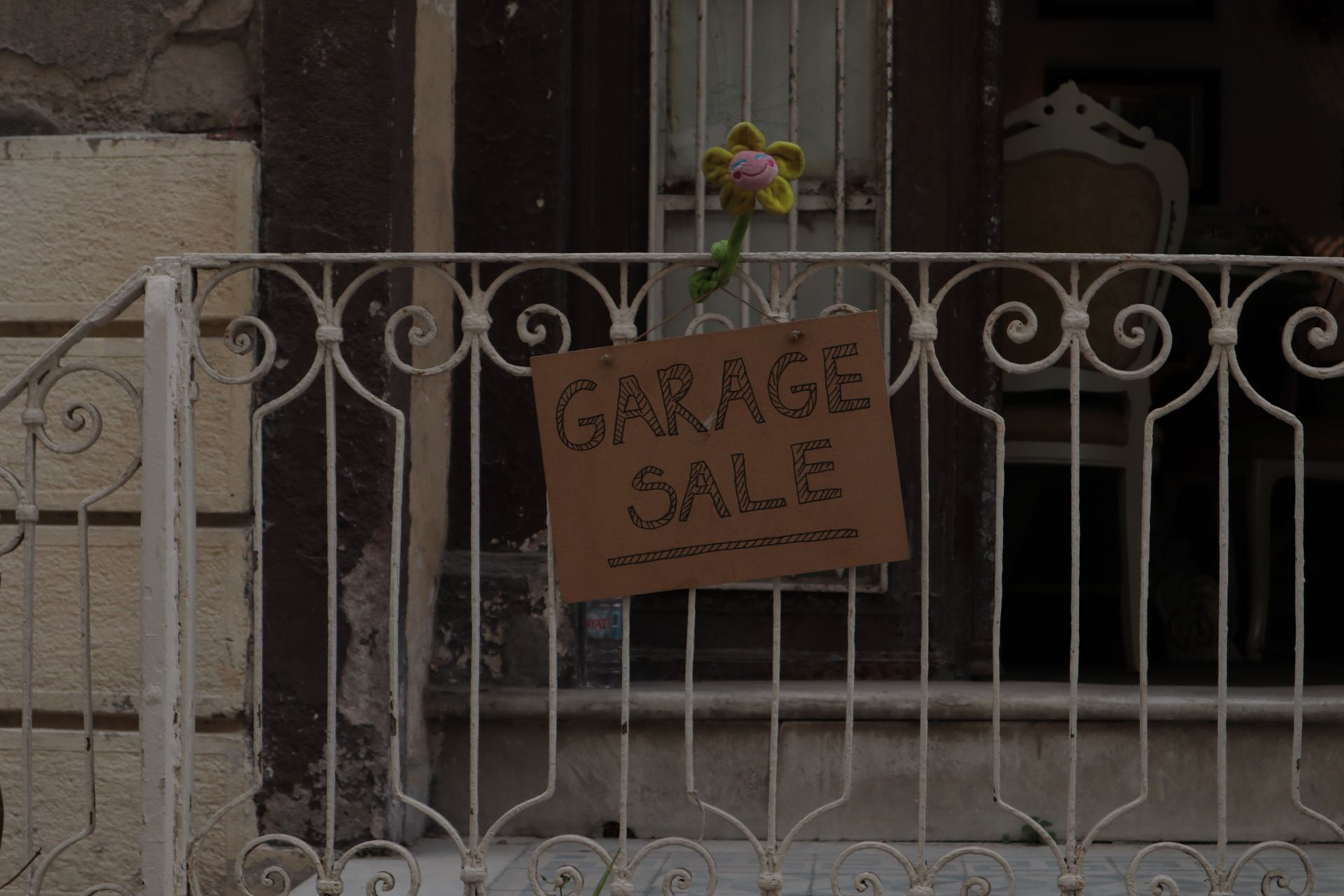 Un cartello per un mercatino dell'usato | Fonte: Pexels