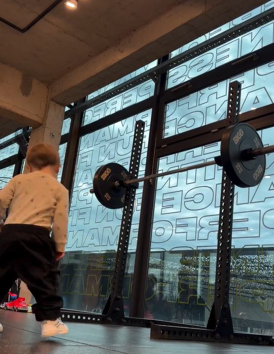 Marco, el hijo de Sol Pérez, se desplaza por el gimnasio donde entrena su mamá | Fuente: Instagram/lasobrideperez