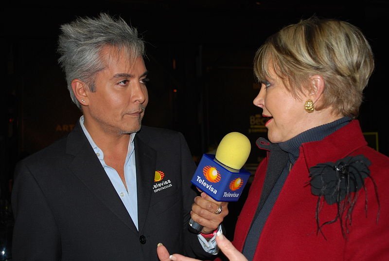 Reportero de Televisa entrevista a la periodista Lolita Ayala. | Foto: Wikipedia