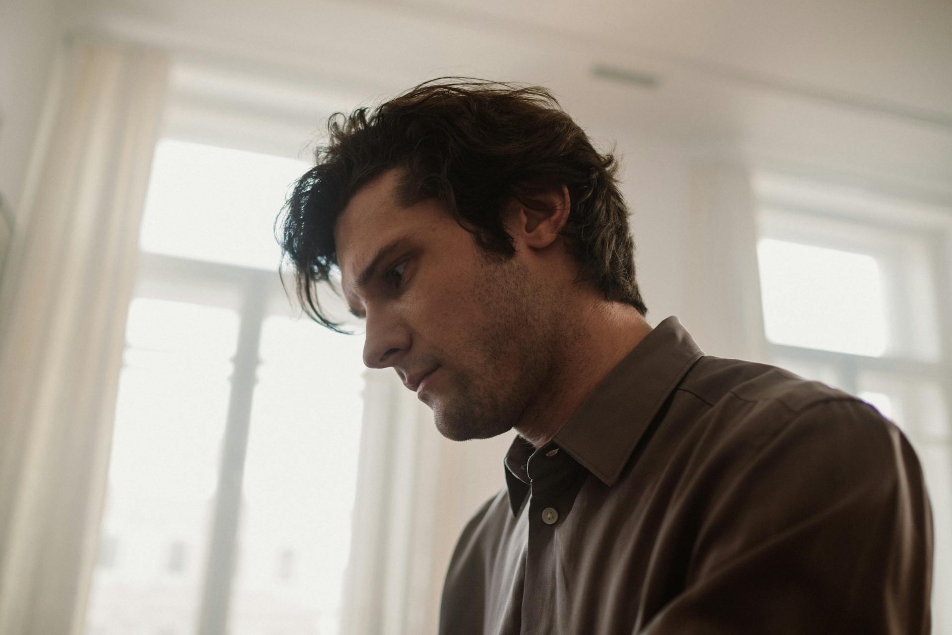 Un hombre mirando hacia abajo | Fuente: Pexels