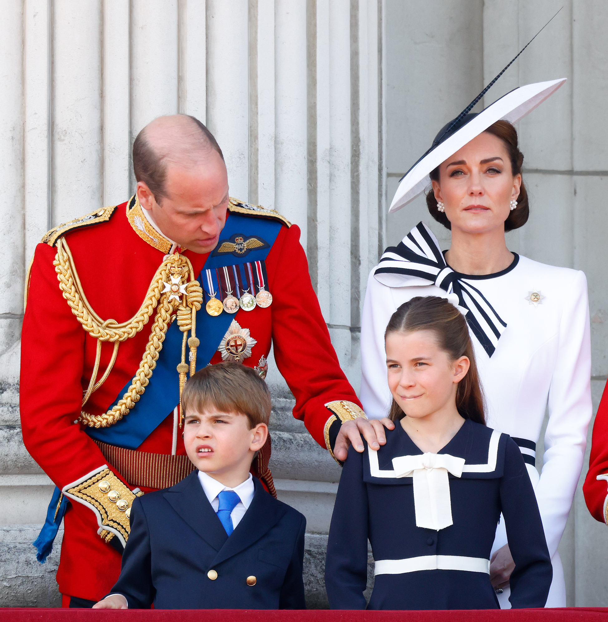 El príncipe William, príncipe de Gales, el príncipe Louis de Gales, la princesa Charlotte de Gales y Catherine, princesa de Gales en el balcón del Palacio de Buckingham asistiendo a Trooping the Colour en Londres, Inglaterra, el 15 de junio de 2024. | Fuente: Getty Images