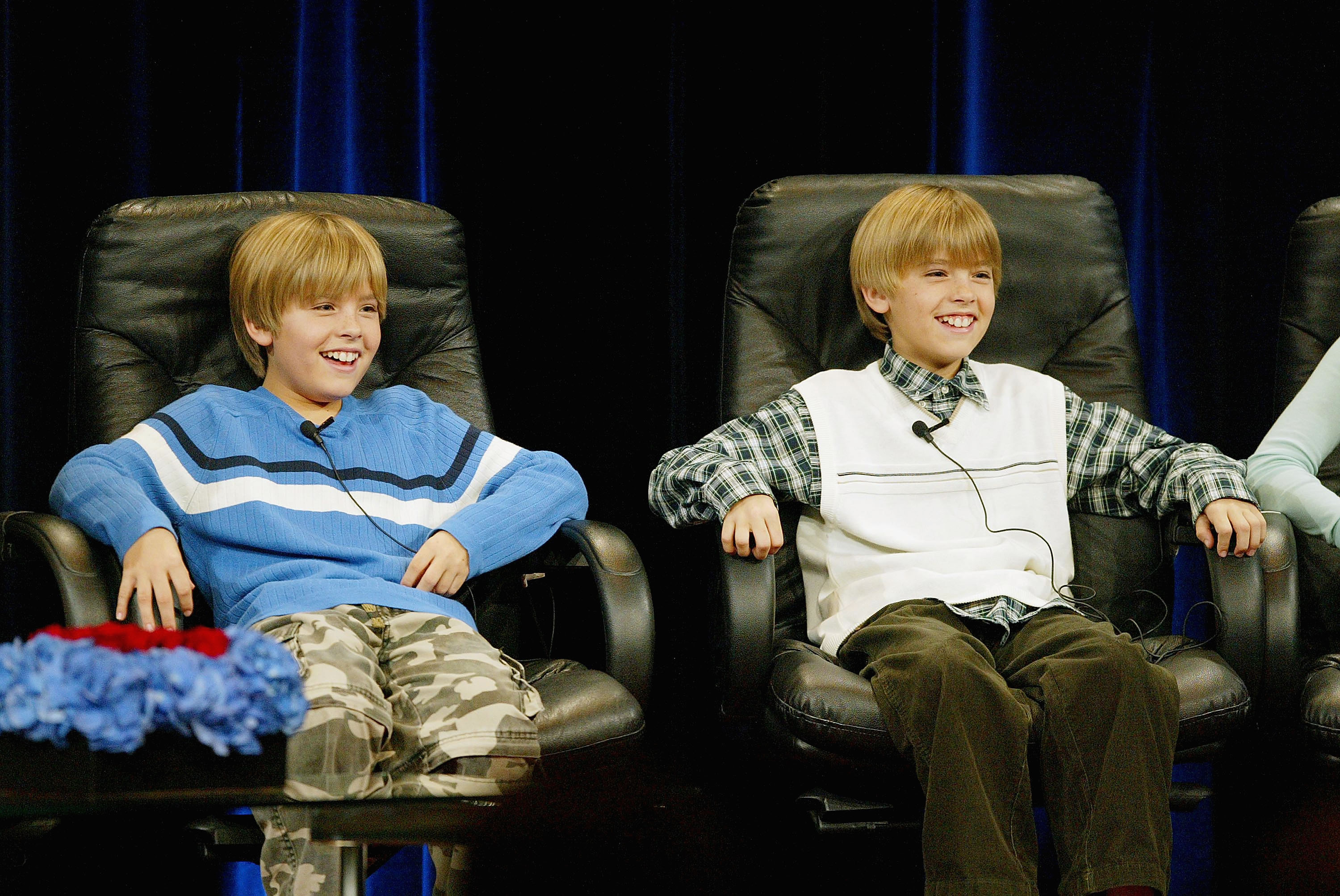 Dylan y Cole Sprouse durante una mesa redonda el 12 de enero de 2005, en Universal City, California. | Fuente: Getty Images