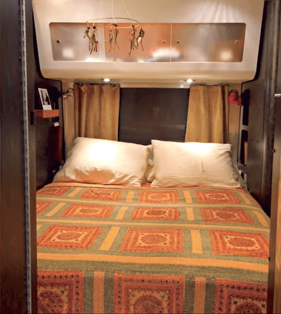 El dormitorio dentro de la caravana Airstream | Fuente: YouTube/Famous Entertainment