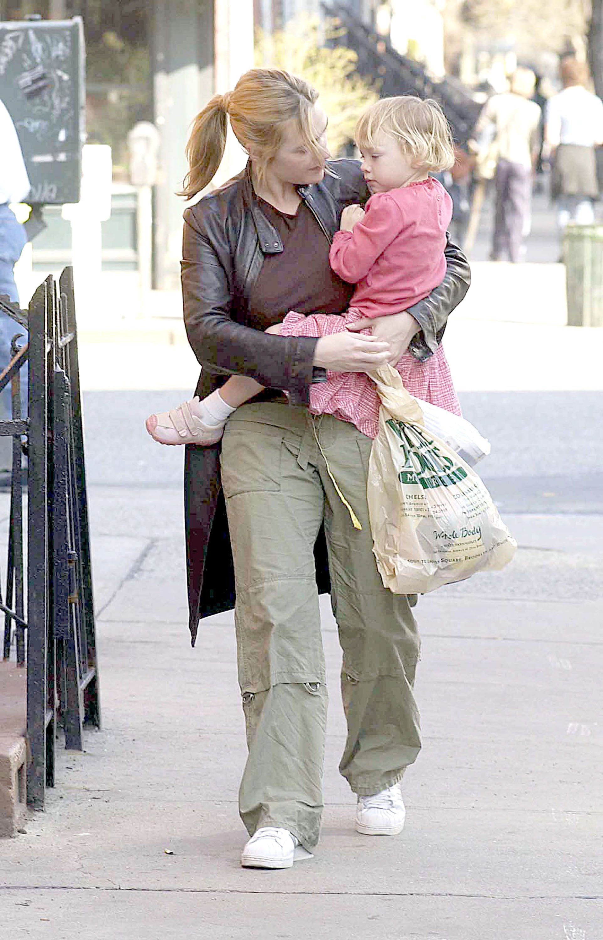 Kate Winslet fotografiada dando un paseo con su hija, Mia. | Foto: Getty Images