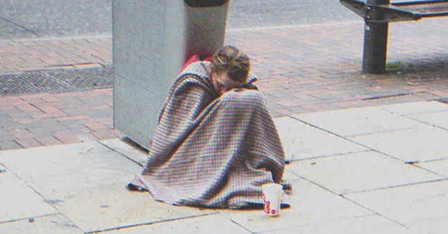 Mujer joven durmiendo en la calle | Fuente: Shutterstock