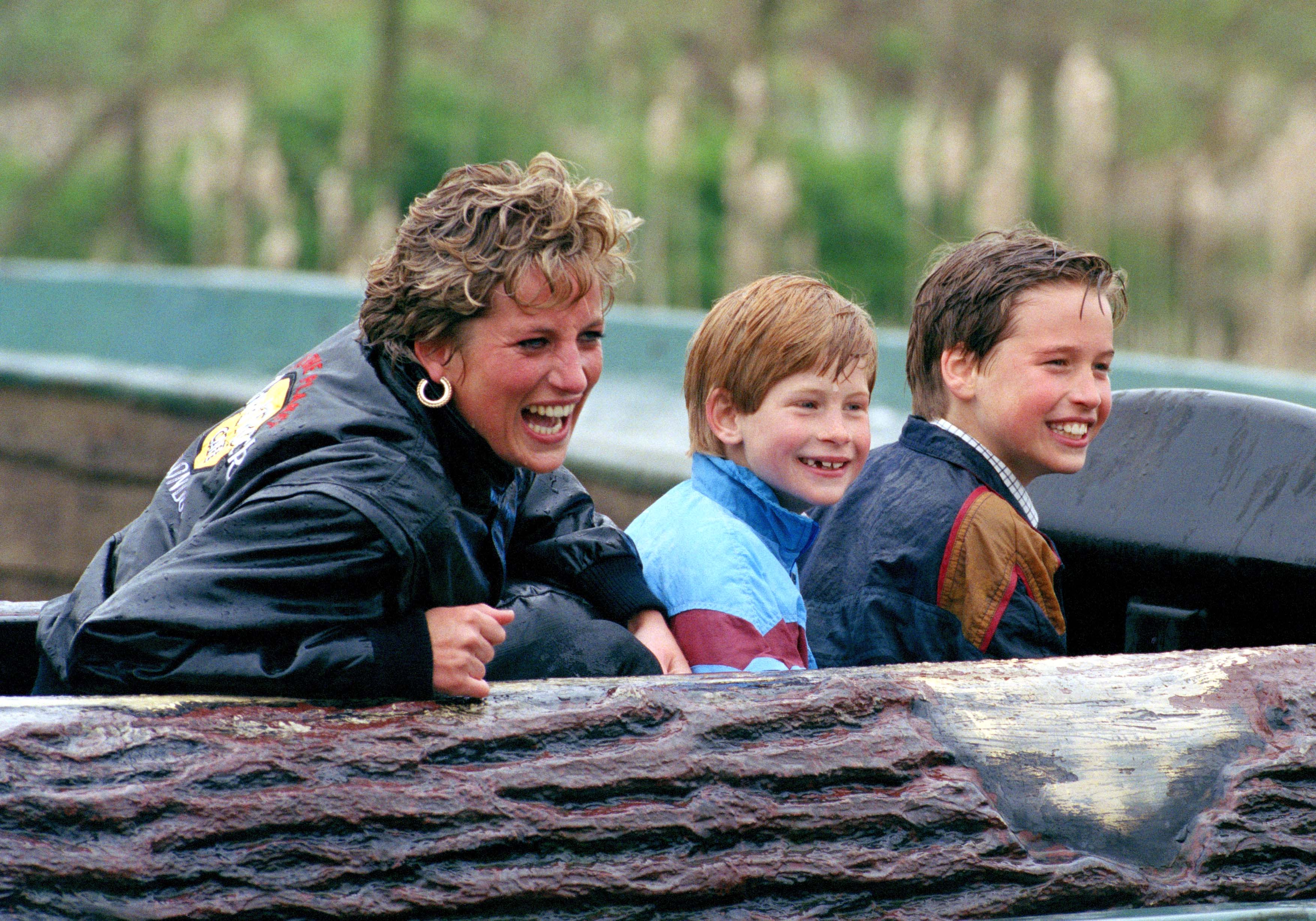 La princesa Diana de Gales, el príncipe William y el príncipe Harry visitan el parque de atracciones 'Thorpe Park'. | Foto: Getty Images