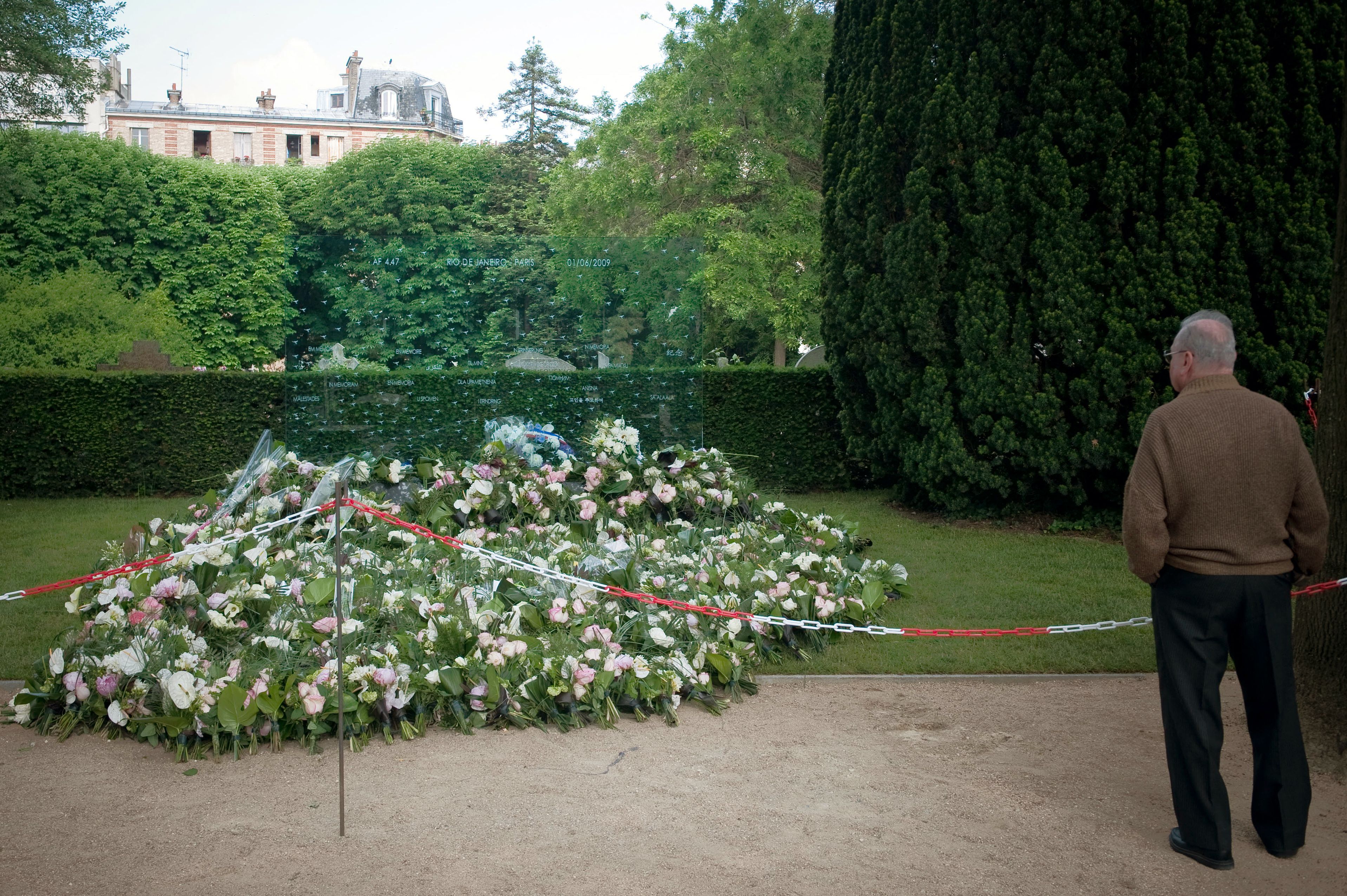 Flores para las víctimas del avión A330 de Air France, vuelo AF447 que se estrelló en 2009 | Fuente: Getty Images