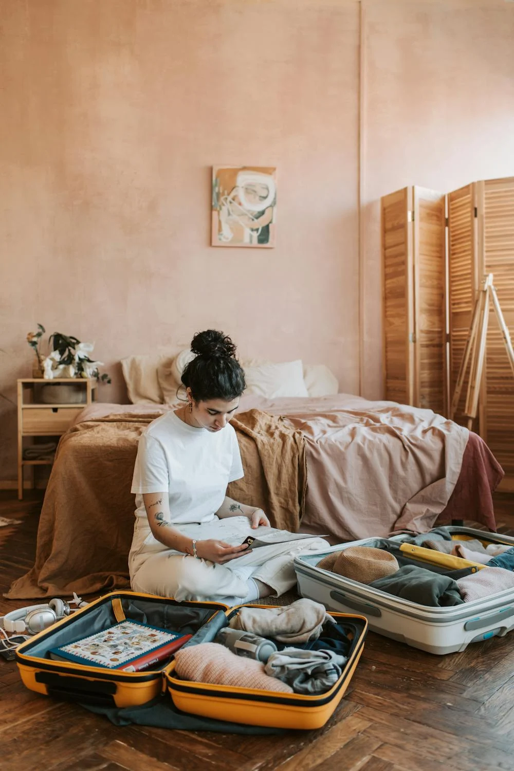 Una mujer haciendo la maleta | Fuente: Pexels