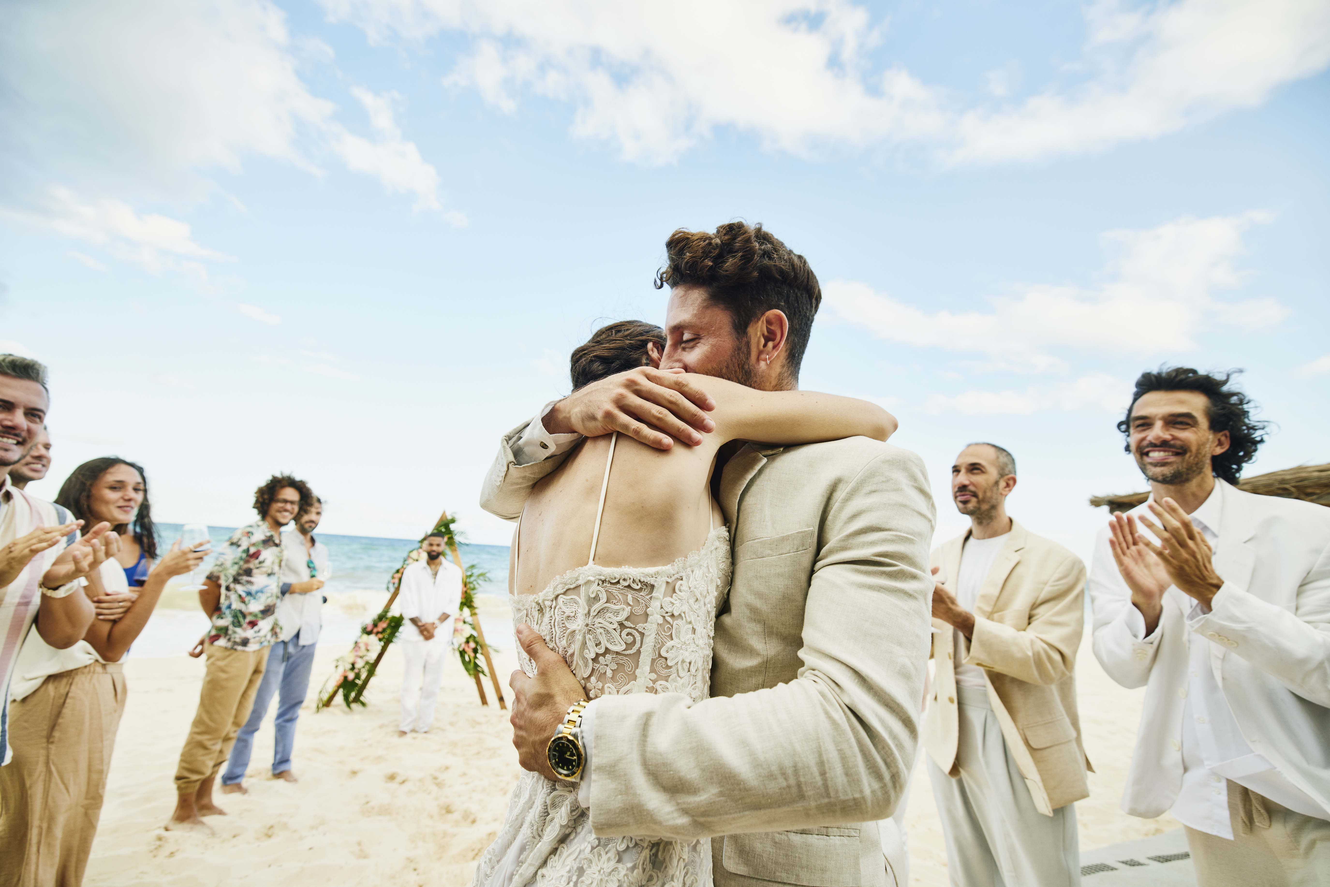 Novios abrazados después de la boda en una playa | Foto: Getty Images
