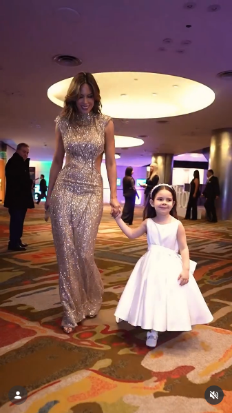 Barby Franco junto a su hija Sarah Burlando en la gala solidaria organizada por Margarita Barrientos | Fuente: Instagram/barbaritafranco21