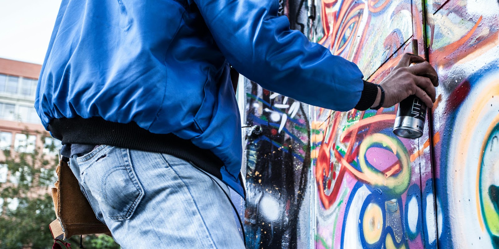 Persona pintando un graffiti | Fuente: Pexels