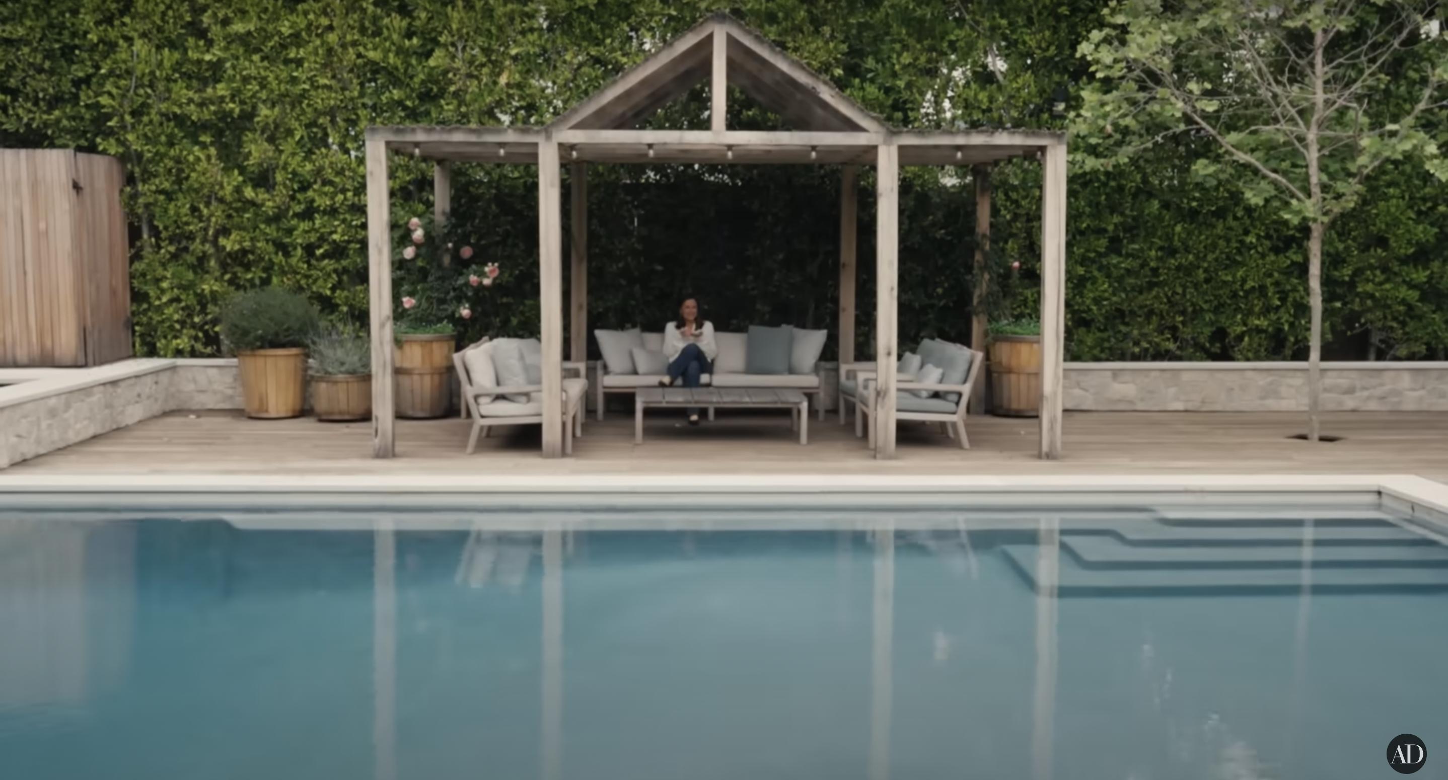 La casa de la piscina de Jennifer Garner, fechada el 3 de septiembre de 2024 | Fuente: YouTube/@Archdigest