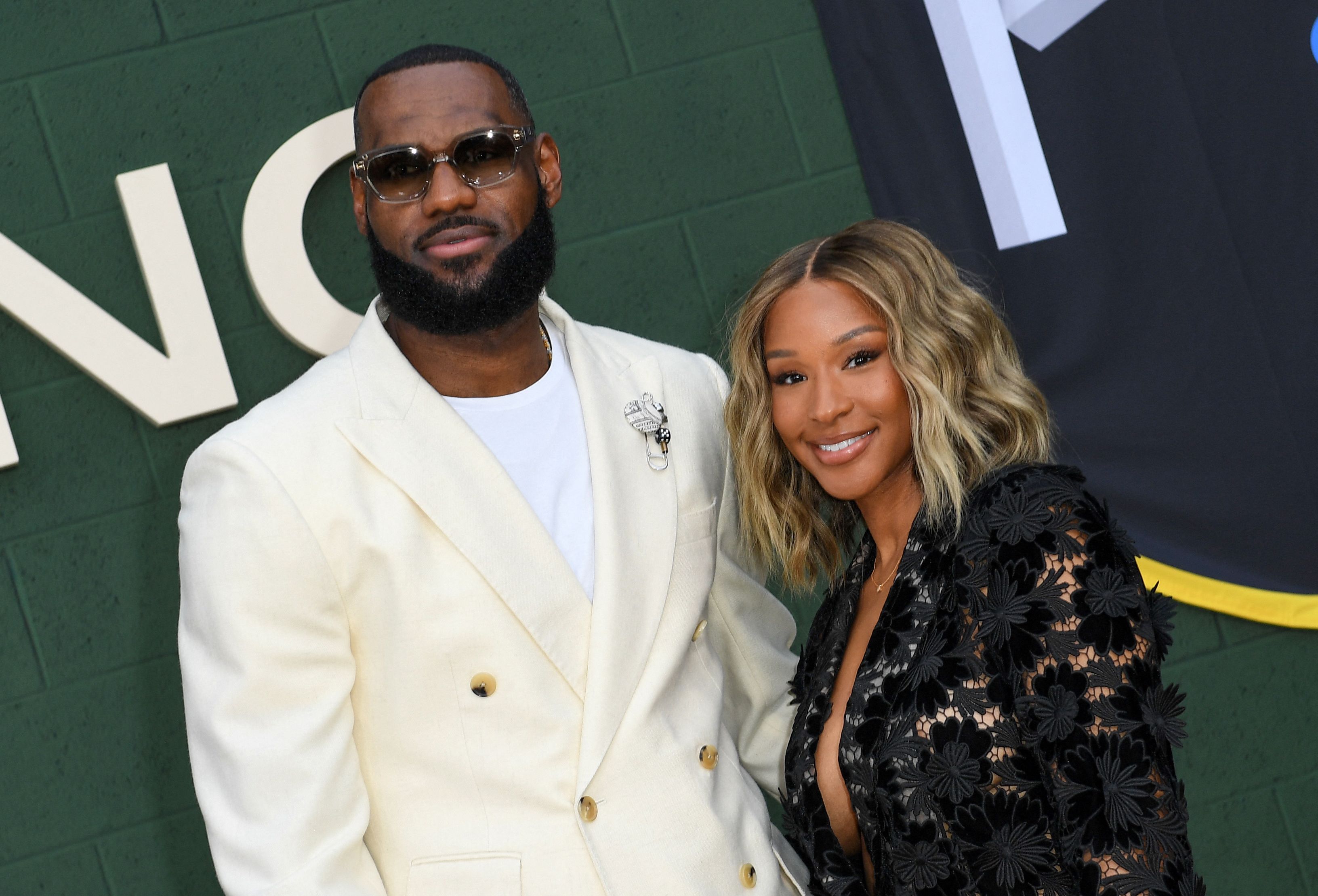 LeBron y Savannah James en el estreno de "Shooting Stars" en Los Ángeles, en el Regency Village Theater, en Westwood, California, el 31 de mayo de 2023 | Fuente: Getty Images