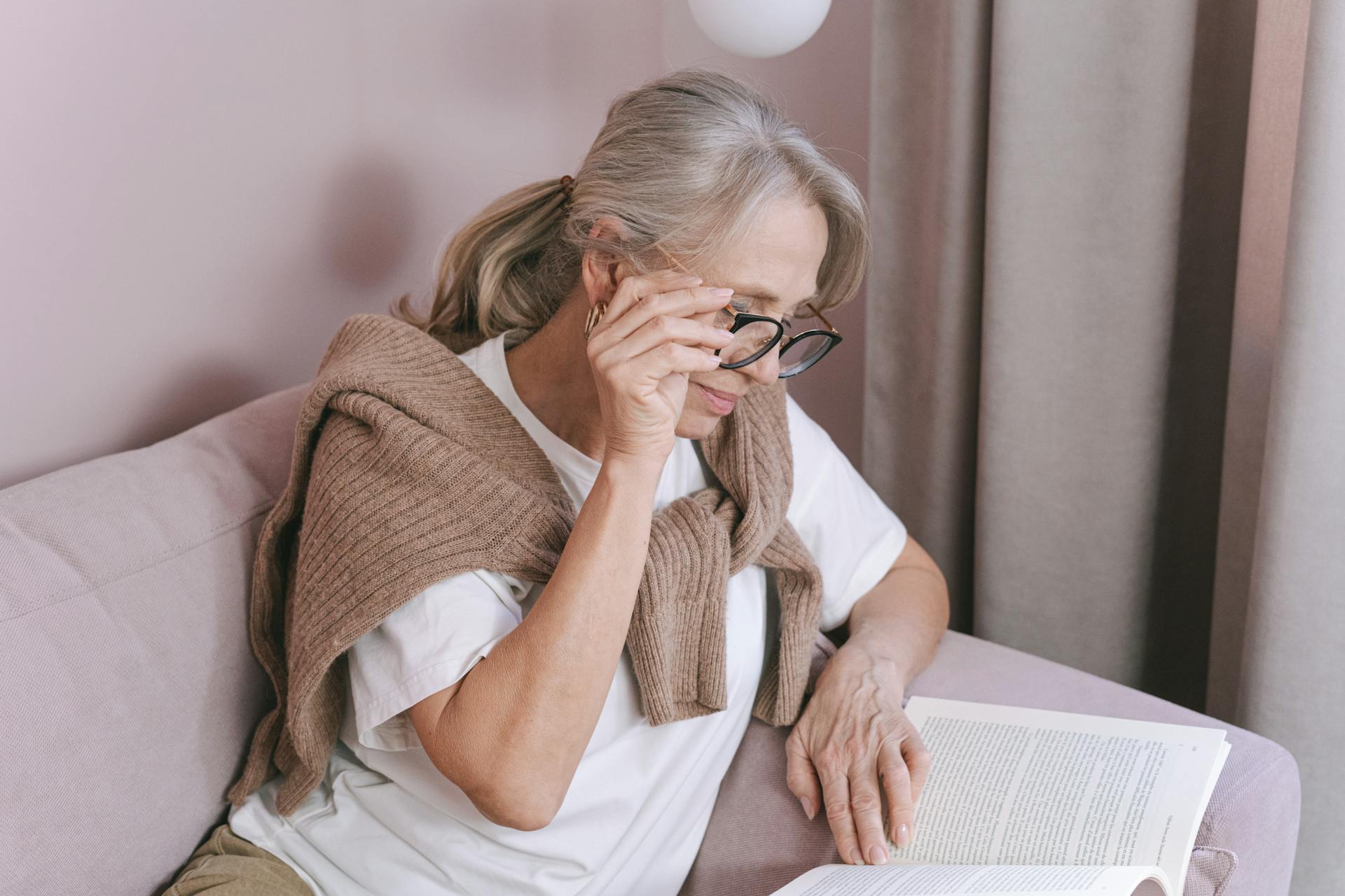 Una anciana leyendo un libro | Fuente: Pexels