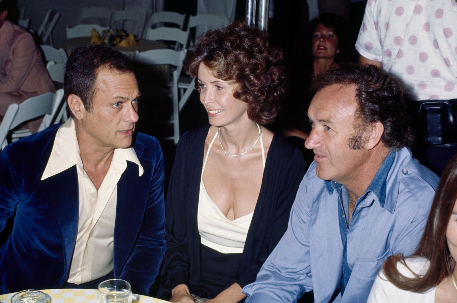 Tony Curtis, Leslie Allen Hackman y Gene Hackman en una fiesta en el Candy Store de Beverly Hills, California, el 23 de julio de 1975 | Fuente: Getty Images