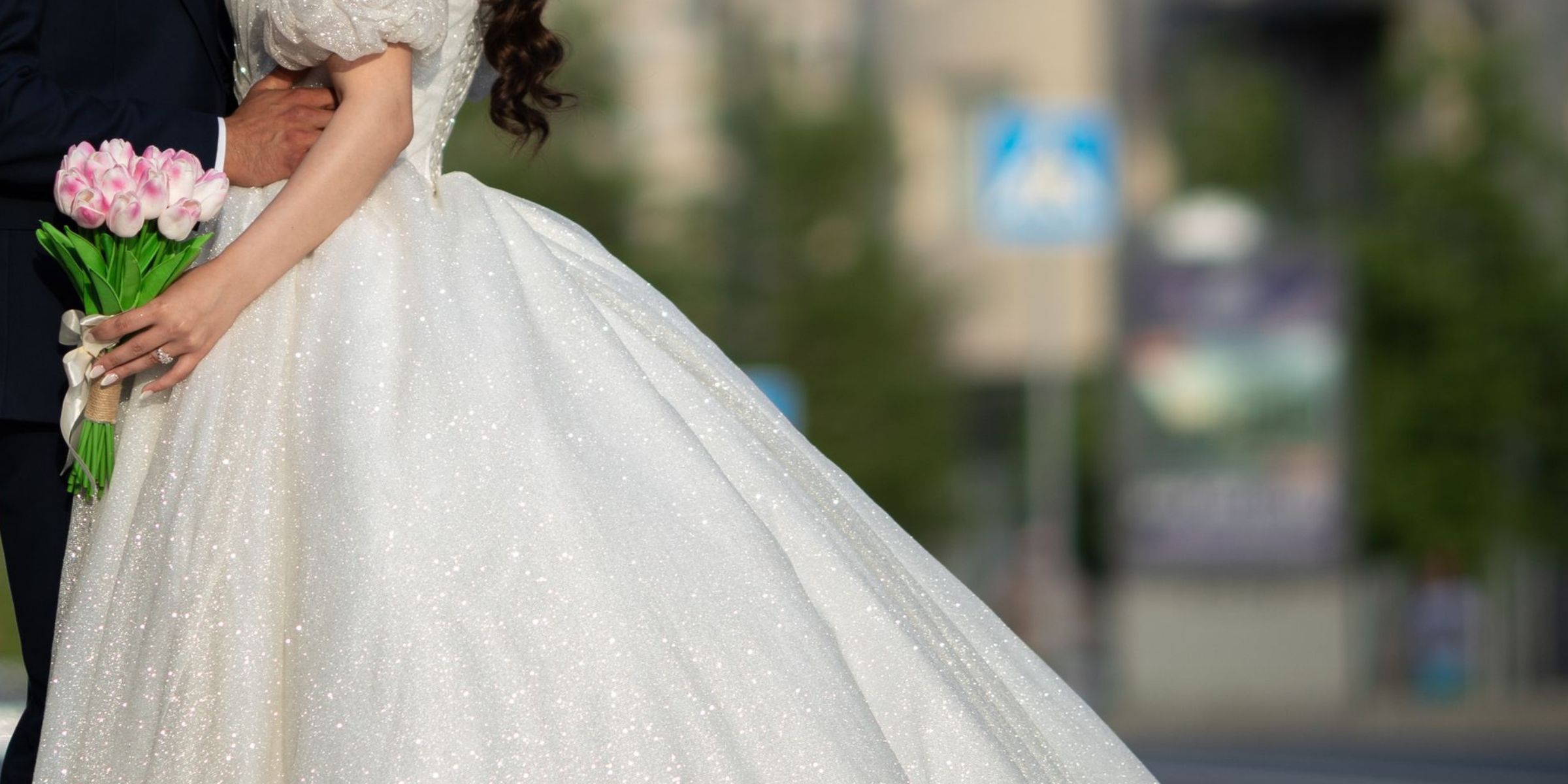 Primer plano de unos novios de pie al aire libre | Fuente: Pexels