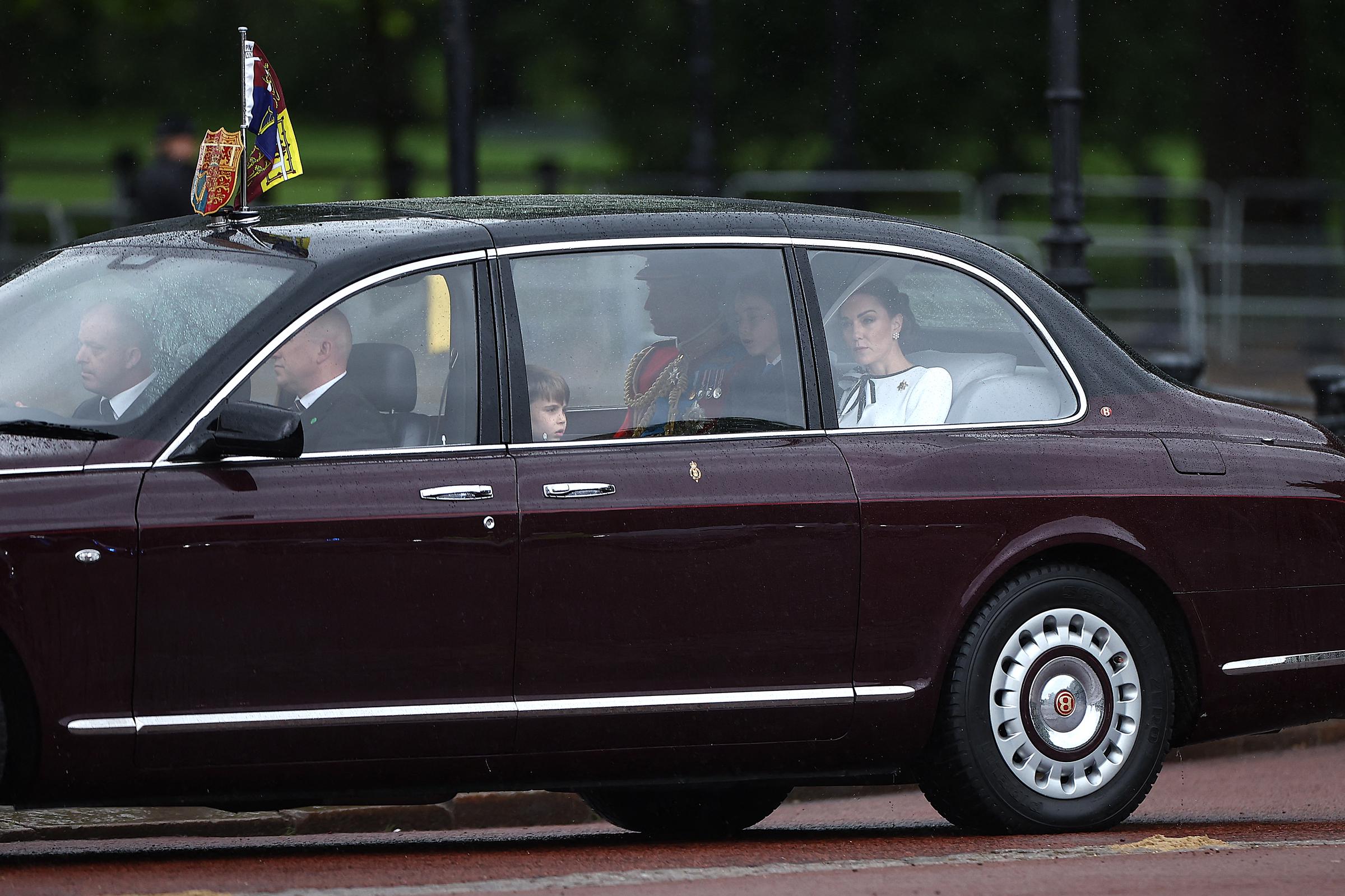 La Princesa de Gales, Catherine, llega con el Príncipe William y sus hijos al Palacio de Buckingham antes del Desfile del Cumpleaños del Rey "Trooping the Colour" en Londres el 15 de junio de 2024 | Fuente: Getty Images