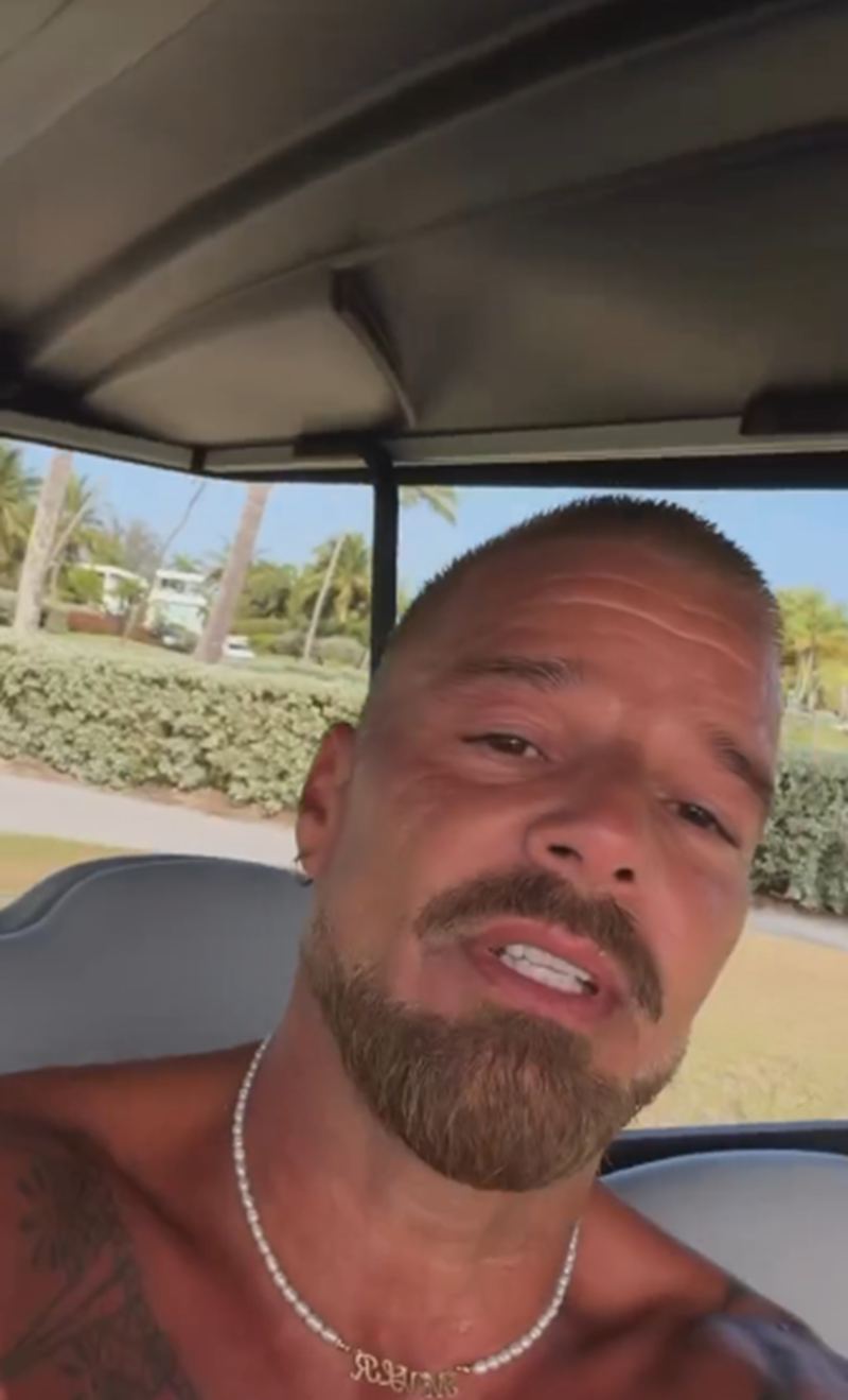 Ricky Martin desde la playa compartiendo un mensaje reflexivo | Fuente: Instagram/ricky_martin