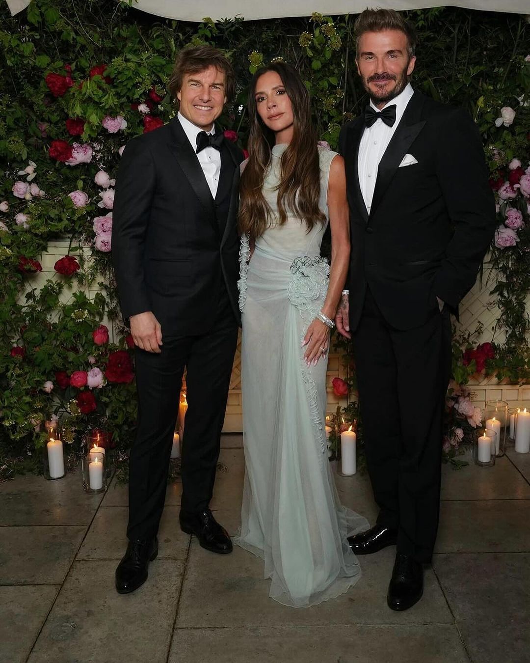 Tom Cruise, Victoria Beckham y David Beckham en la fiesta de cumpleaños de Victoria en Londres, Inglaterra, de un post de Instagram fechado el 22 de abril de 2024. | Fuente: Instagram/davidbeckham/