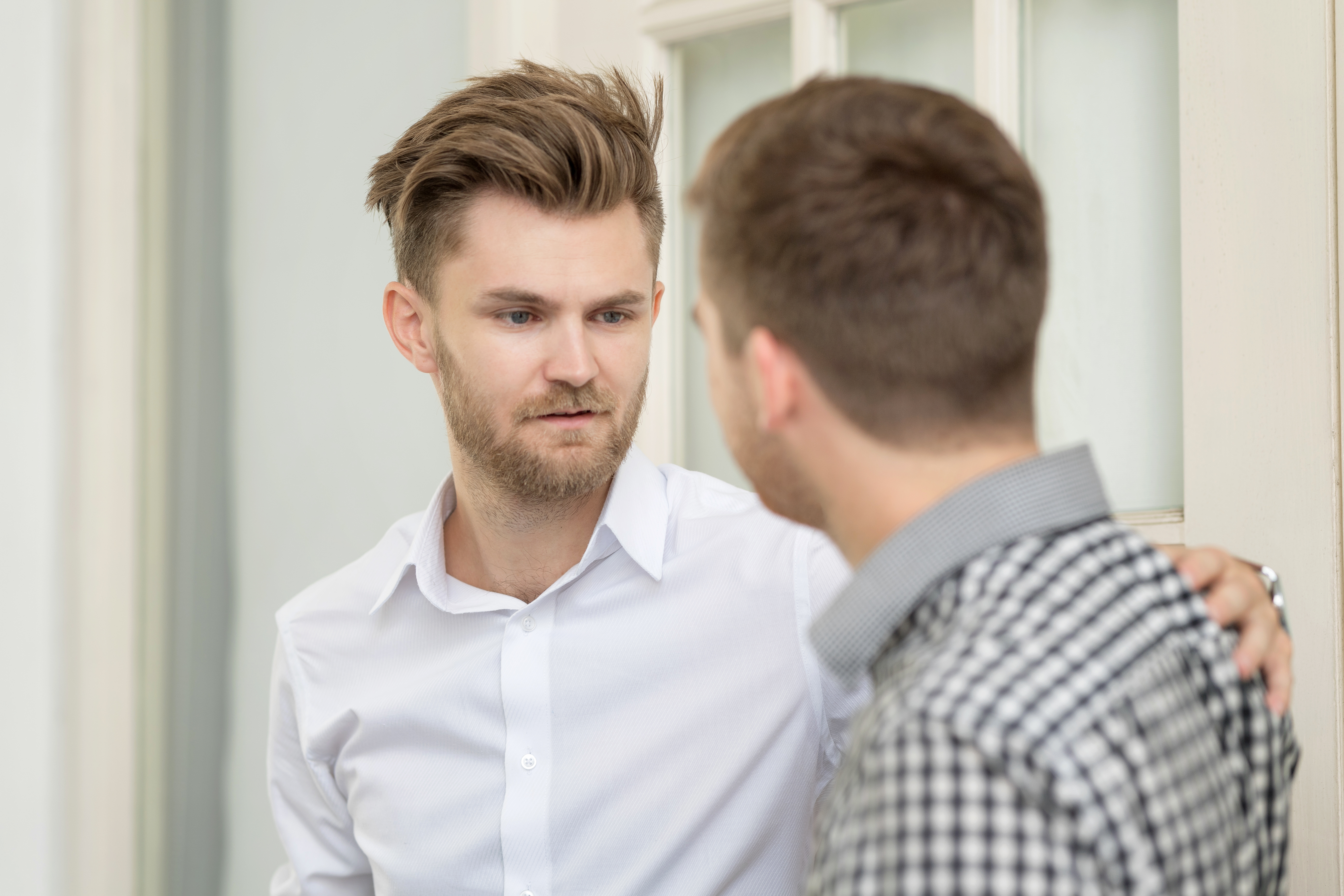 Dos hombres hablando entre sí | Fuente: Pexels