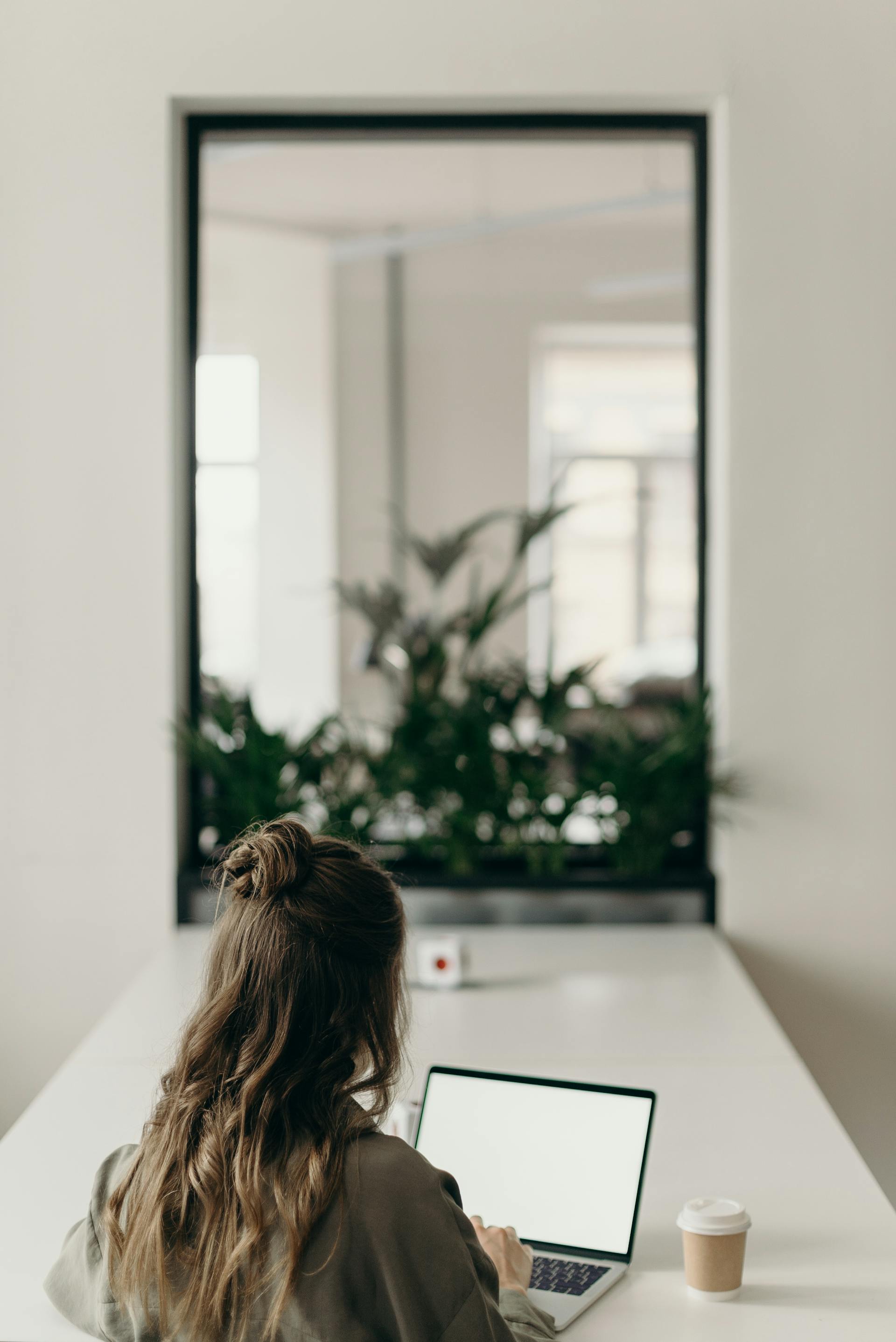Una mujer trabajando con su portátil | Fuente: Pexels