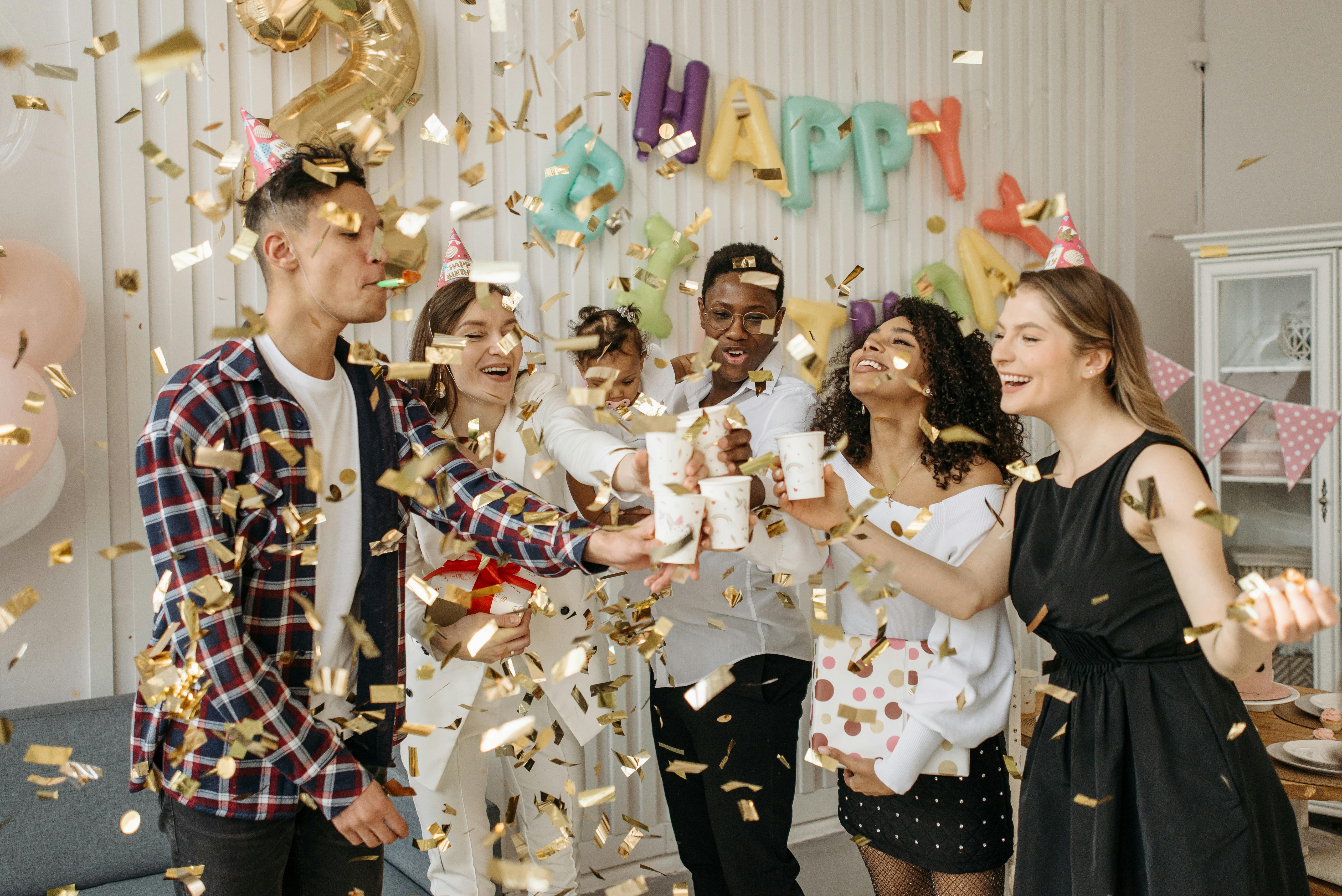 Gente celebrando en una fiesta de cumpleaños | Fuente: Pexels