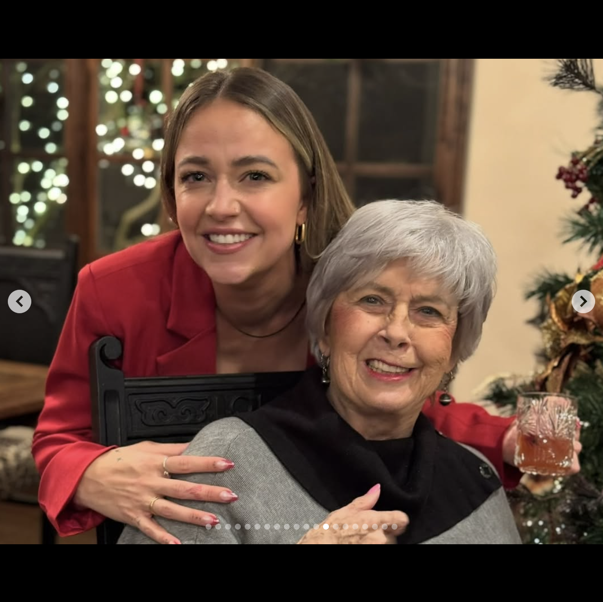 Sydney aparece con su abuela, Jane Etta Pitt, en una foto fechada el 6 de agosto de 2025 | Fuente: Instagram/pidney