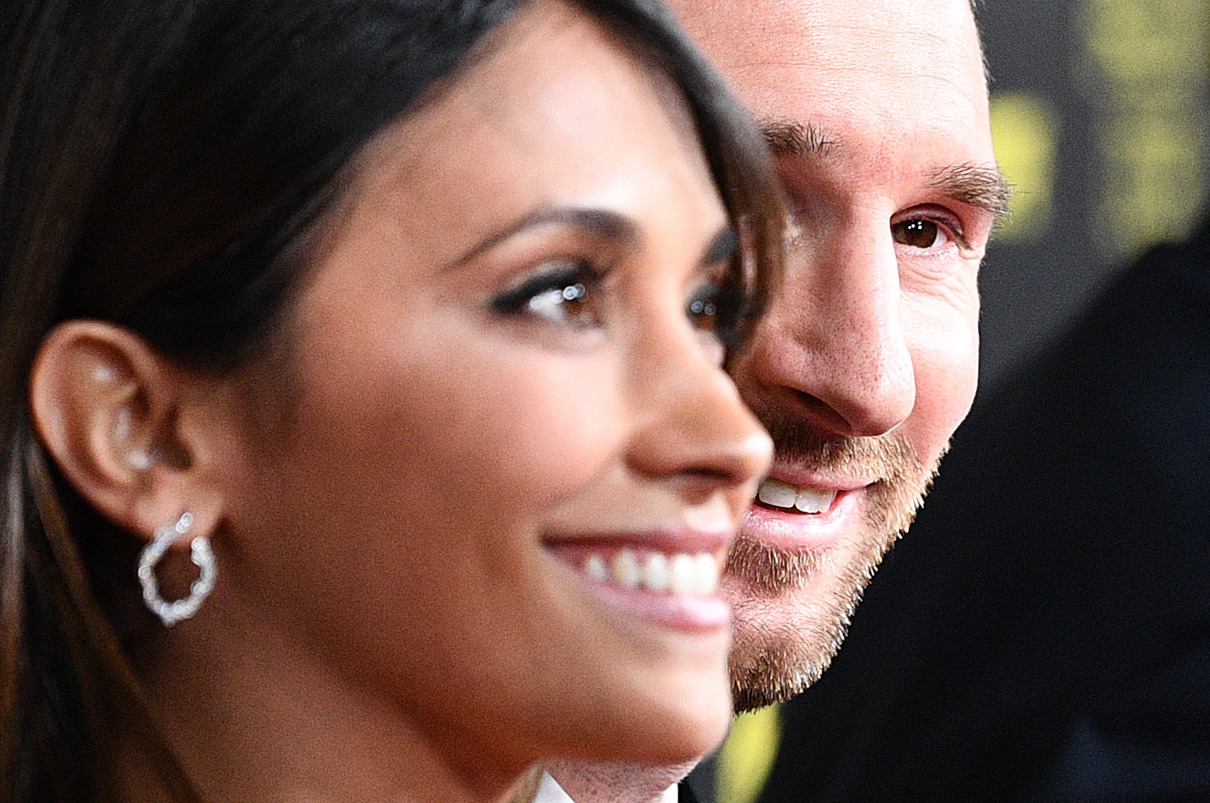 Lionel Messi y su esposa Antonela Roccuzzo llegan para asistir a la ceremonia del Balón de Oro Francia Fútbol 2019 en el Teatro Chatelet de París el 2 de diciembre de 2019. | Fuente: Getty Images