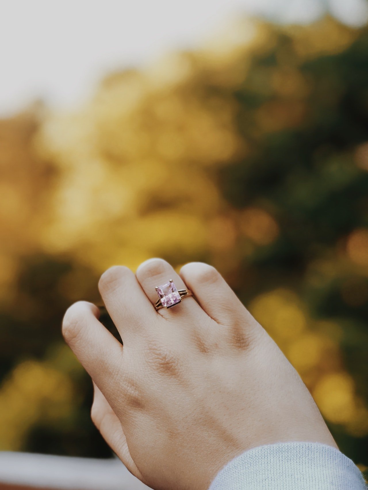 Una mujer con un gran anillo de compromiso en su dedo. | Foto: Pexels