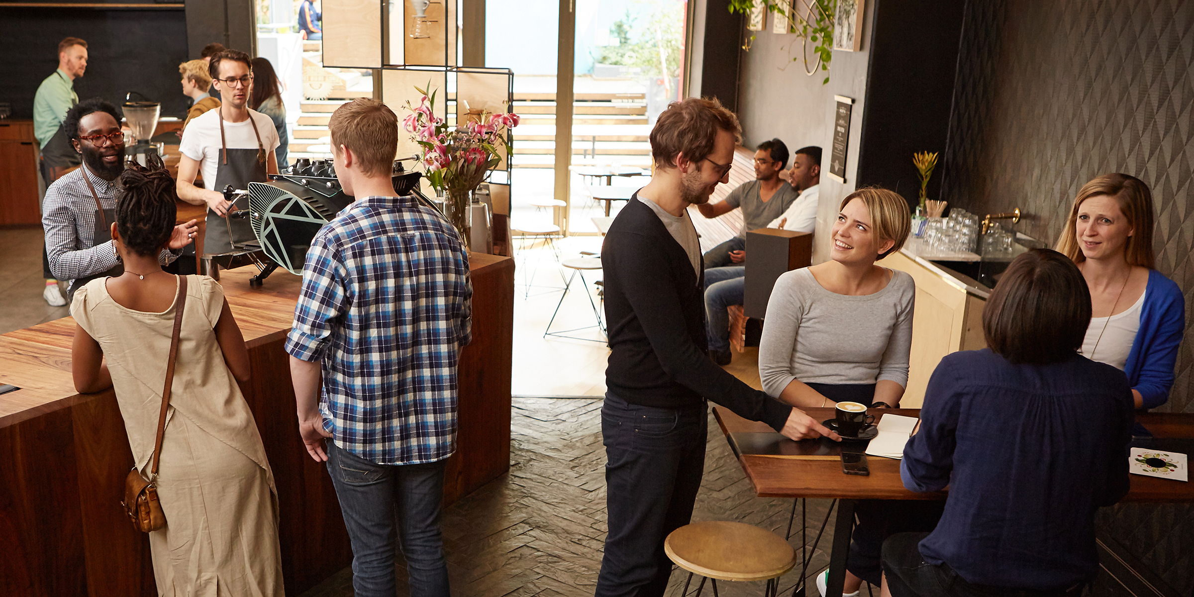 Personas en una cafetería | Fuente: Shutterstock