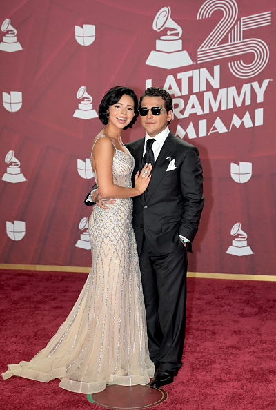 El cantante mexicano Christian Nodal (izq.) y su esposa, la cantante mexicana Ángela Aguilar, asisten a la 25.ª edición de los Latin Grammy Awards en el Kaseya Center de Miami, Florida, el 14 de noviembre de 2024 | Fuente: Getty Images