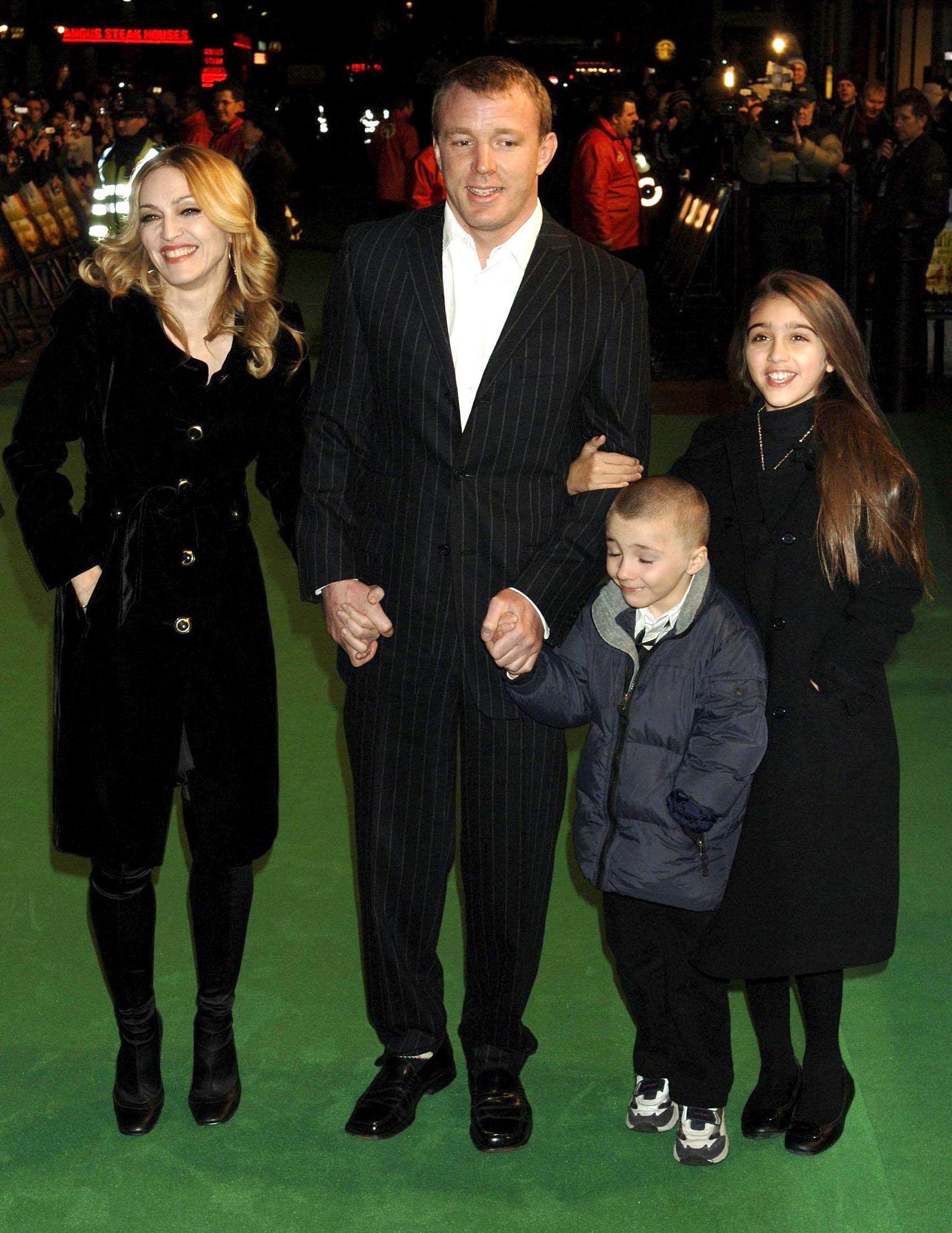 Madonna, Guy Ritchie, Rocco y Lola en Londres el 25 de enero de 2007 | Foto: Getty Images