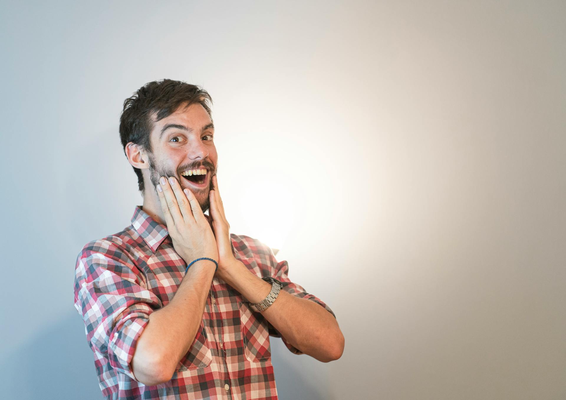 Un hombre emocionado | Fuente: Pexels