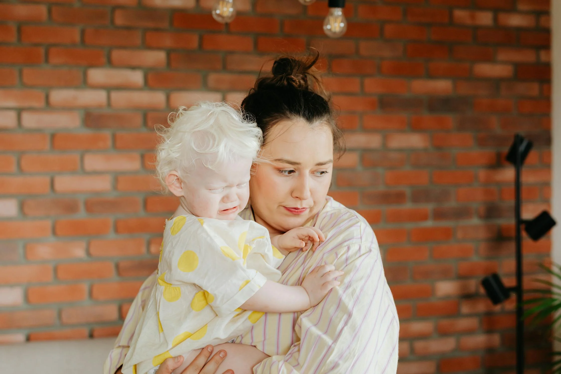 Una mujer abraza a su hija pequeña | Fuente: Pexels