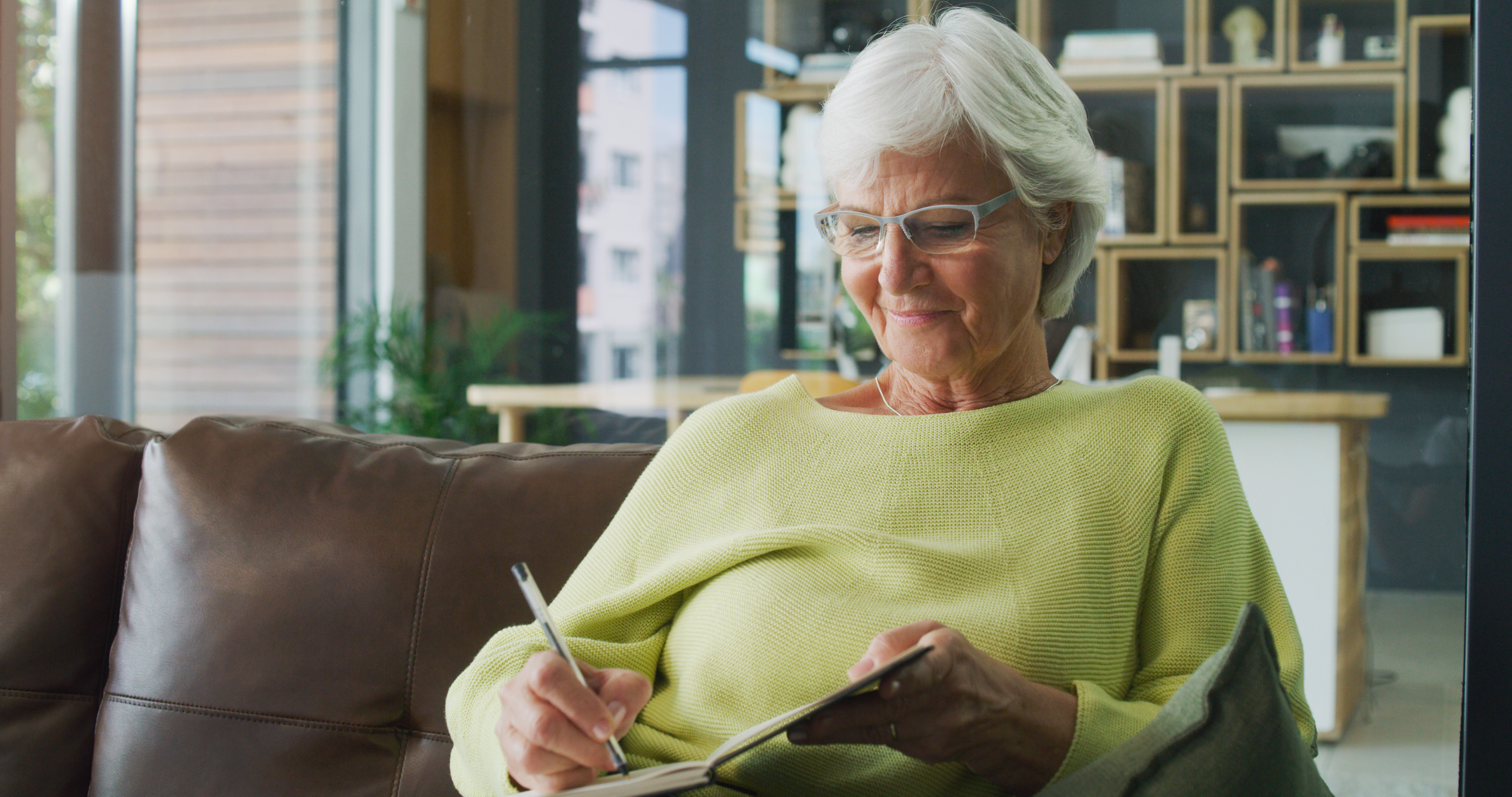 Mujer mayor escribiendo en un diario | Foto: Getty Images
