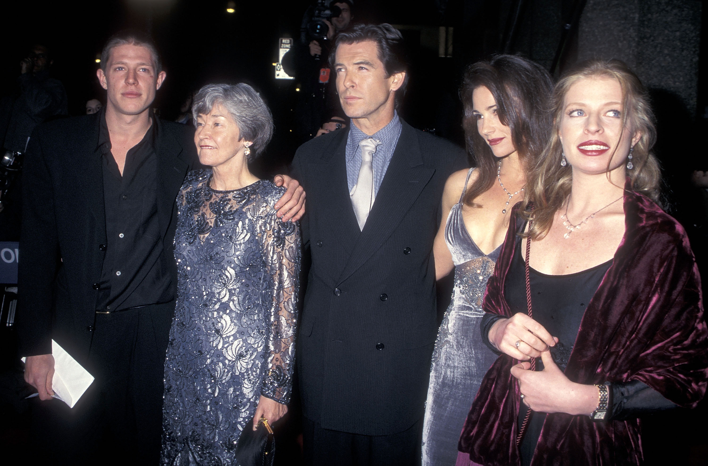 Christopher Brosnan, la madre de Pierce Brosnan, May Smith, Pierce Brosnan, Keely Shaye Smith y Charlotte Brosnan en la fiesta del estreno de "GoldenEye" el 13 de noviembre de 1995, en Nueva York | Fuente: Getty Images